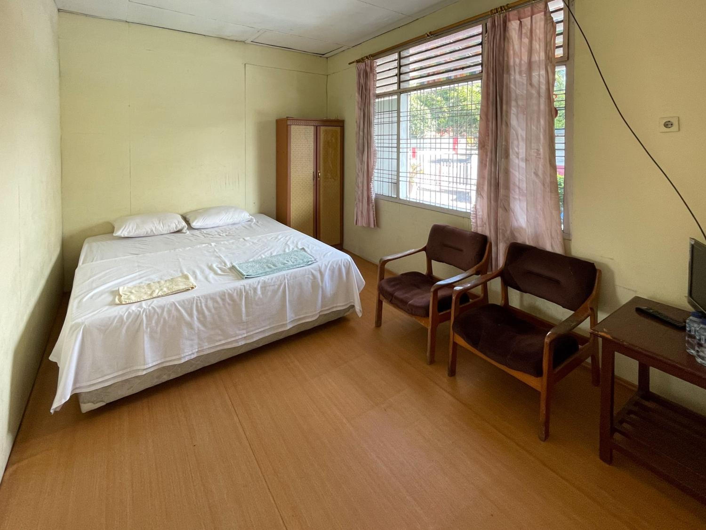 Standard Double Room with Shared Bathroom - Photo 1