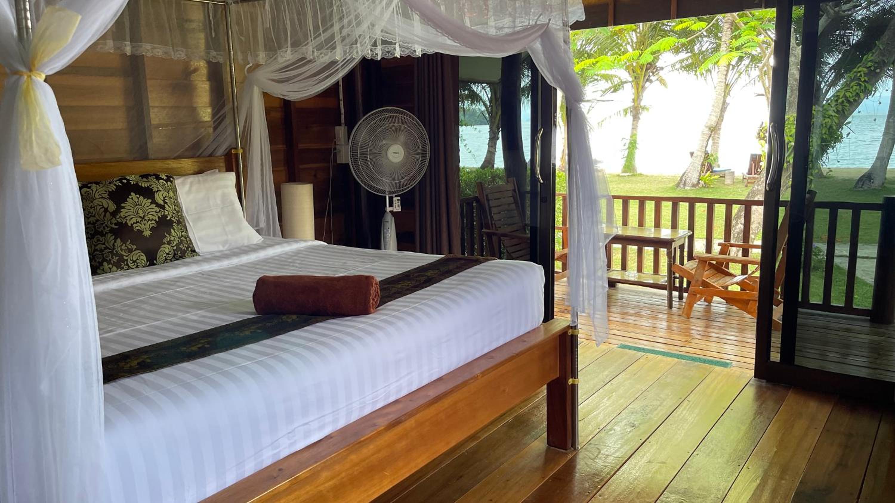 Bungalow with Fan - Beach Front photo 2