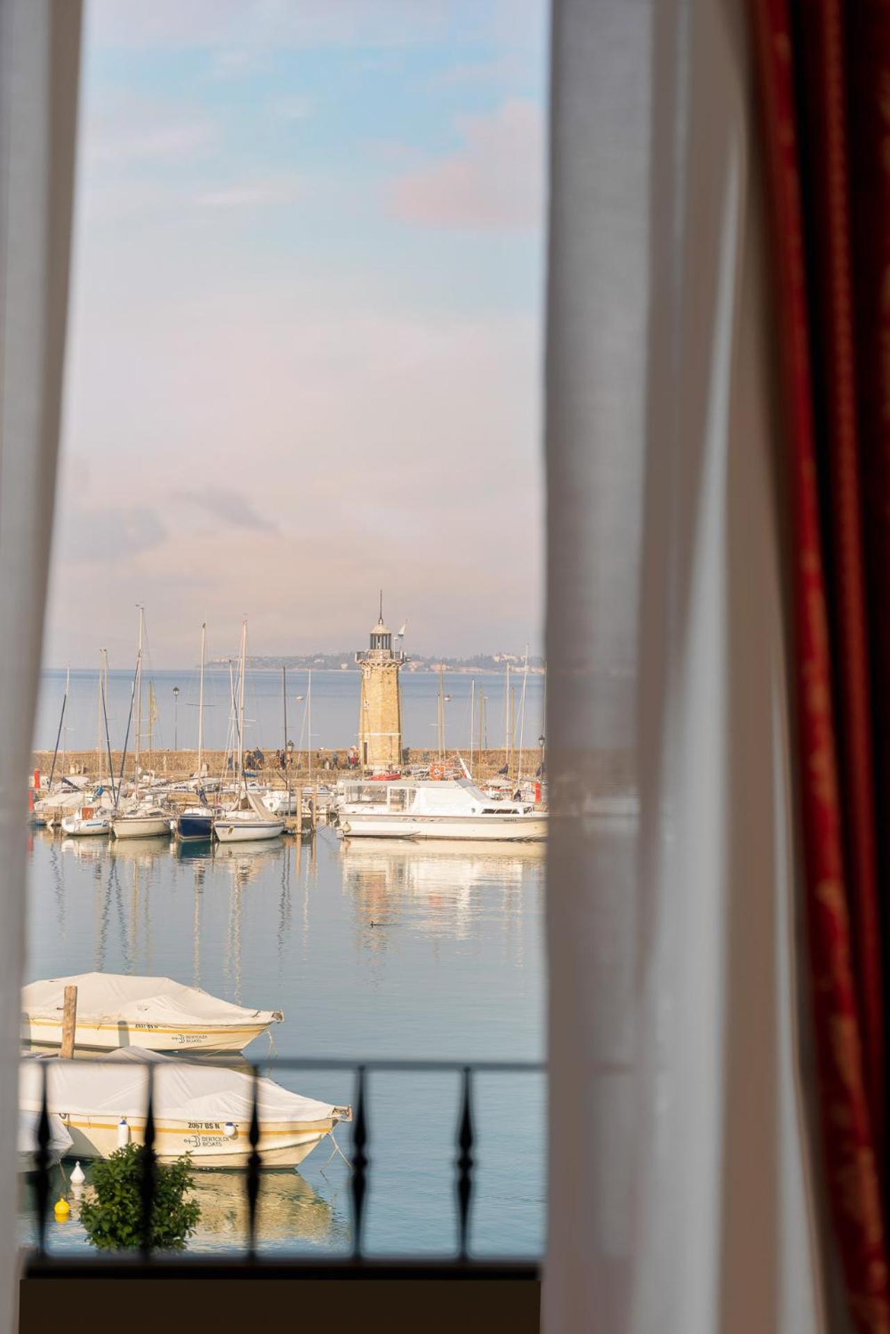 Suite with Balcony and Lake View photo 3