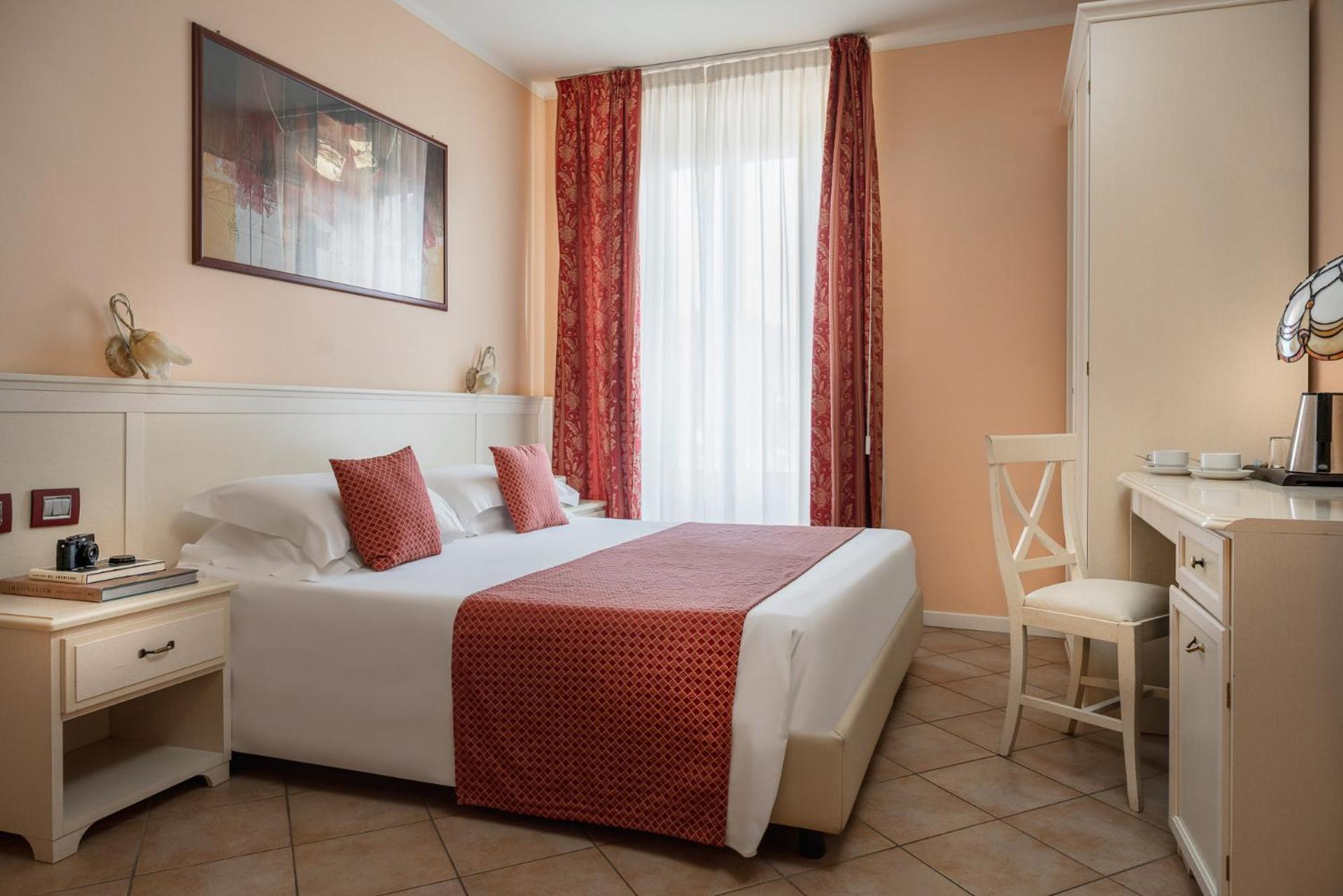 Double or Twin Room with City View photo 2
