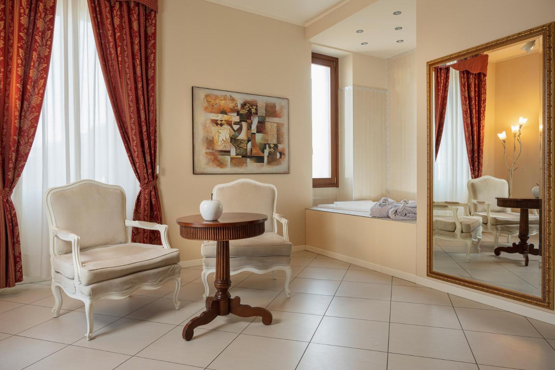 Suite with Balcony and Lake View photo 2