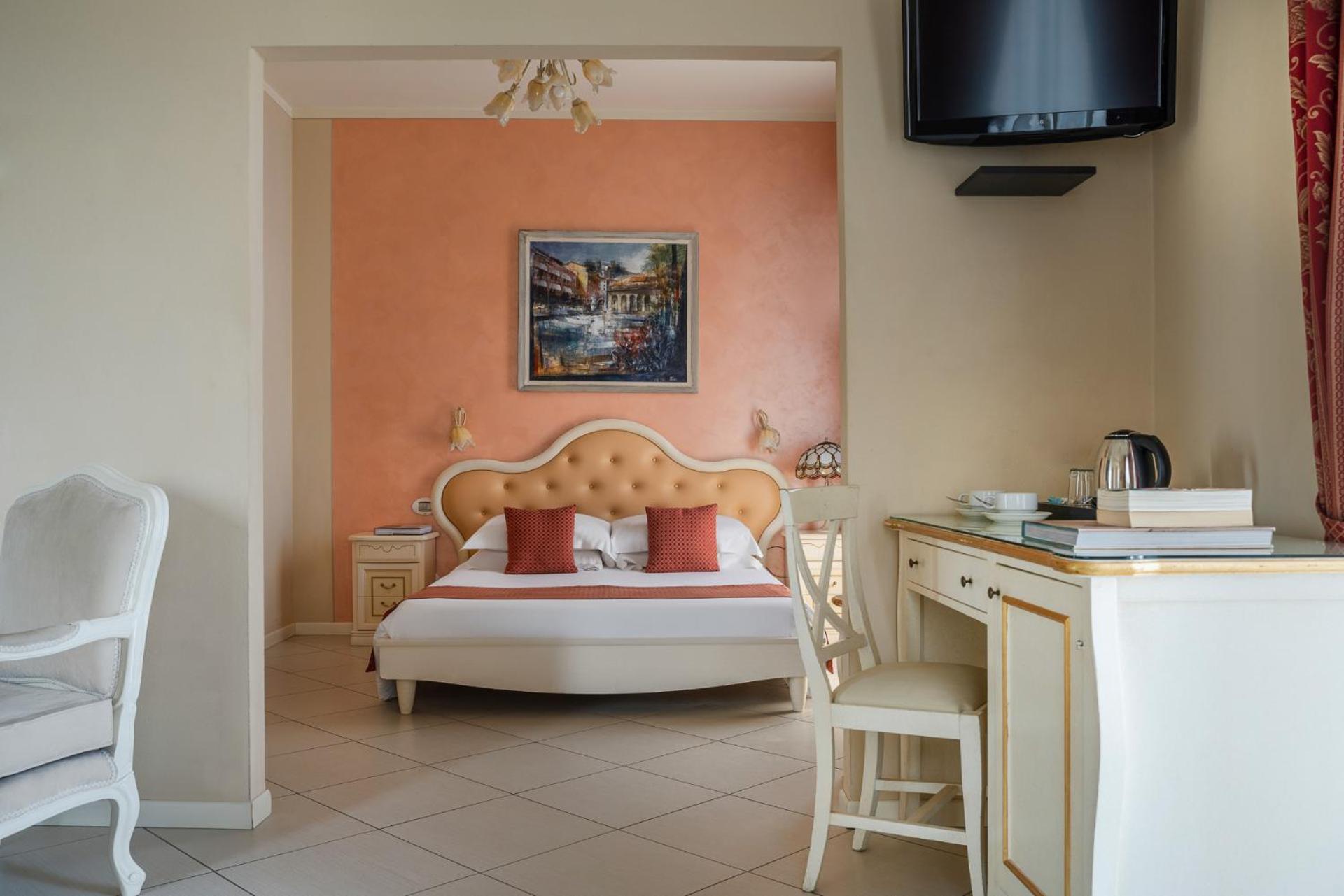 Suite with Balcony and Lake View photo 1