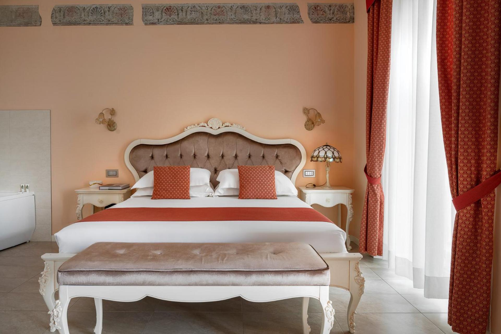 Junior Suite with Balcony and Lake View photo 3