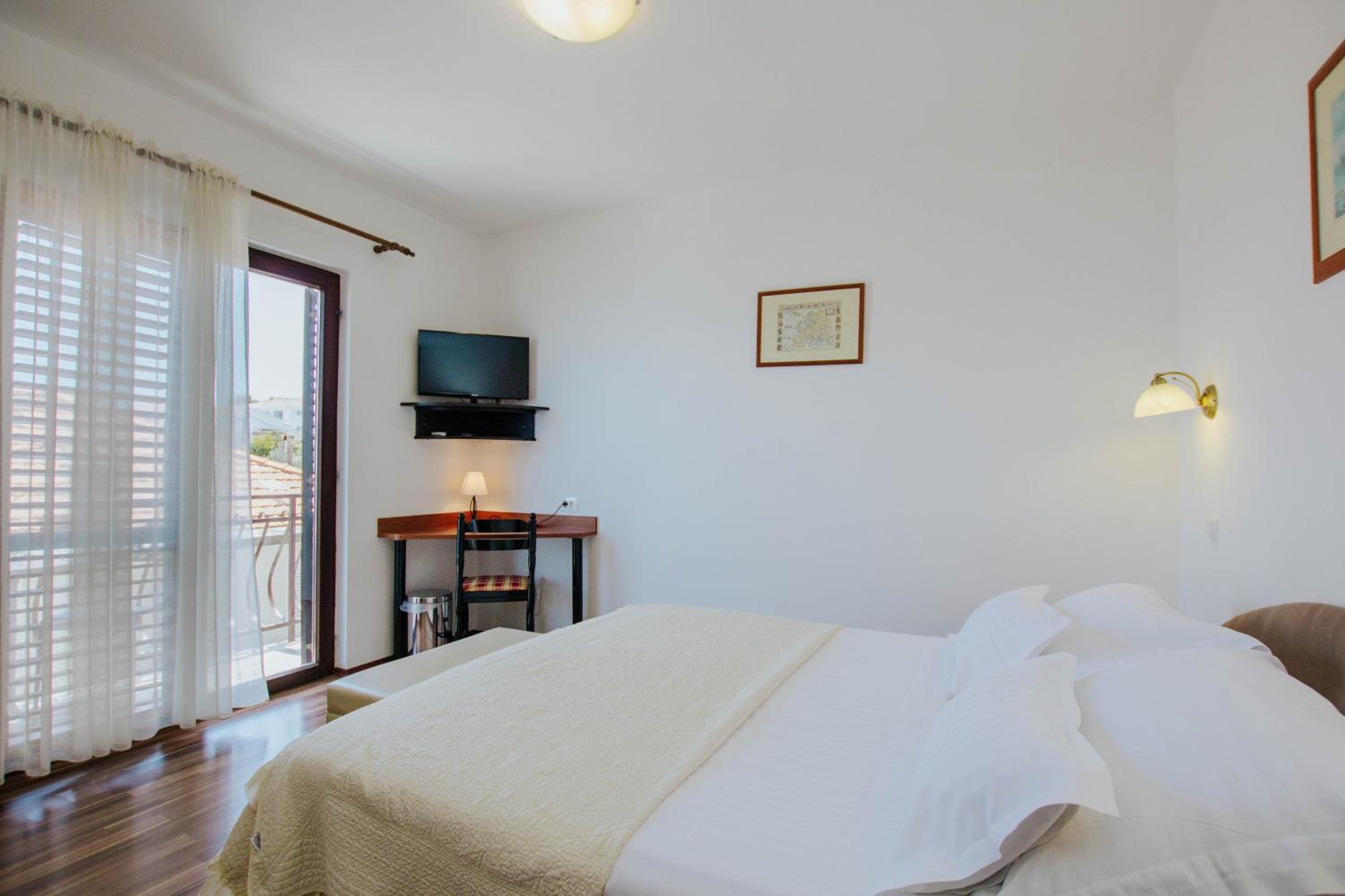 Standard Double or Twin Room with Balcony - Photo 8