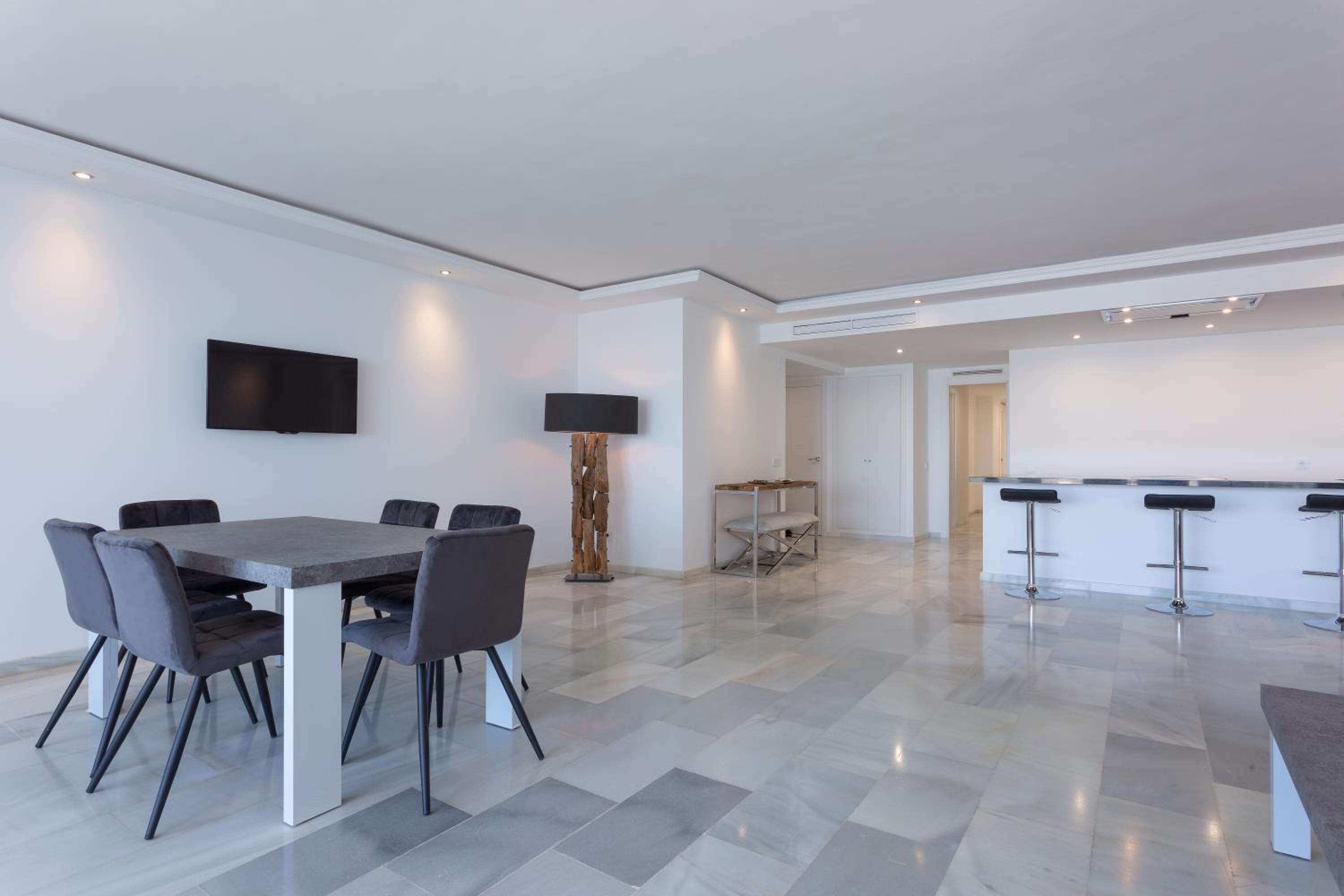 Deluxe Four-Bedroom Apartment with Sea View - Photo 5