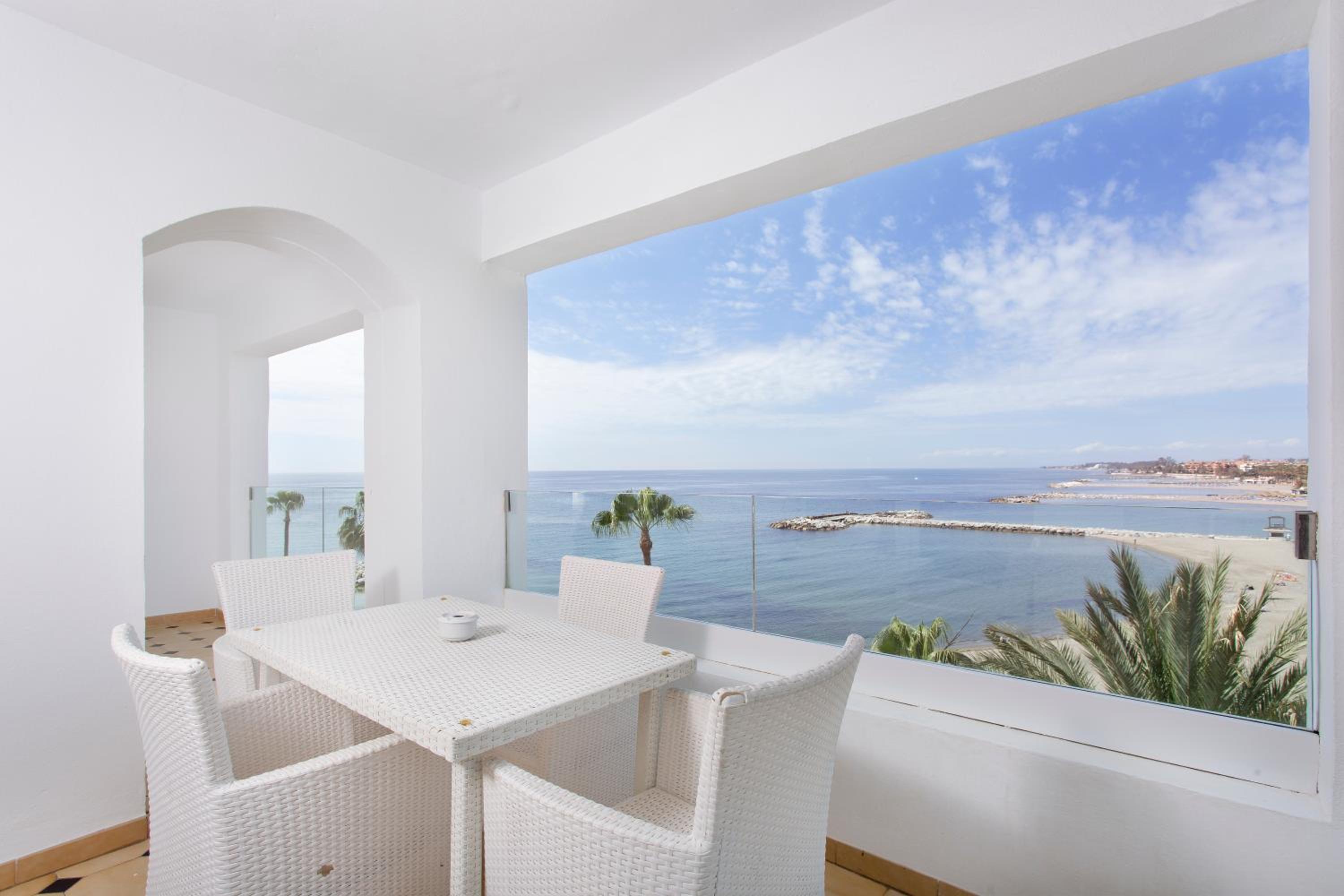 Deluxe Four-Bedroom Apartment with Sea View - Photo 7