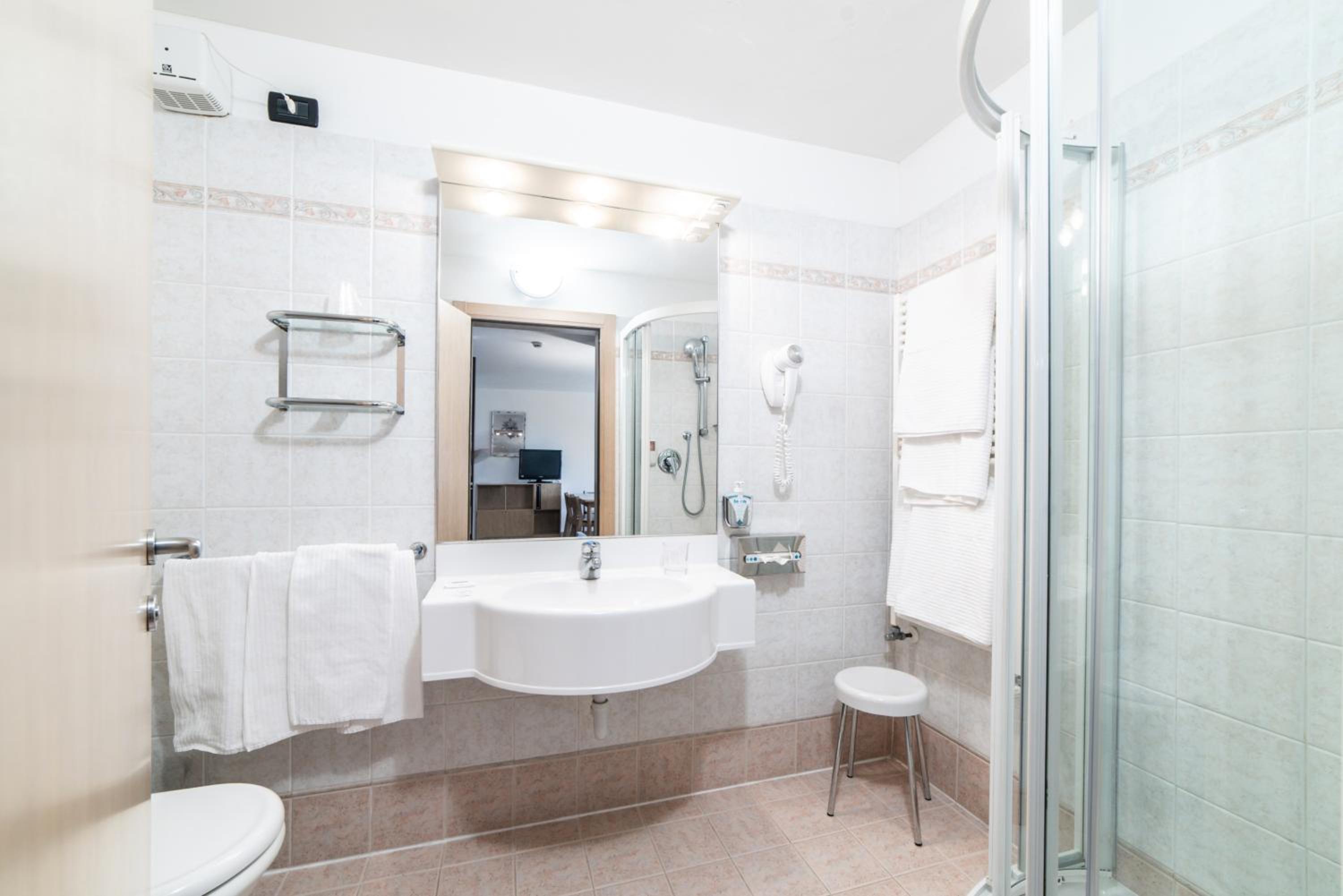 Suite with Balcony - Photo 9