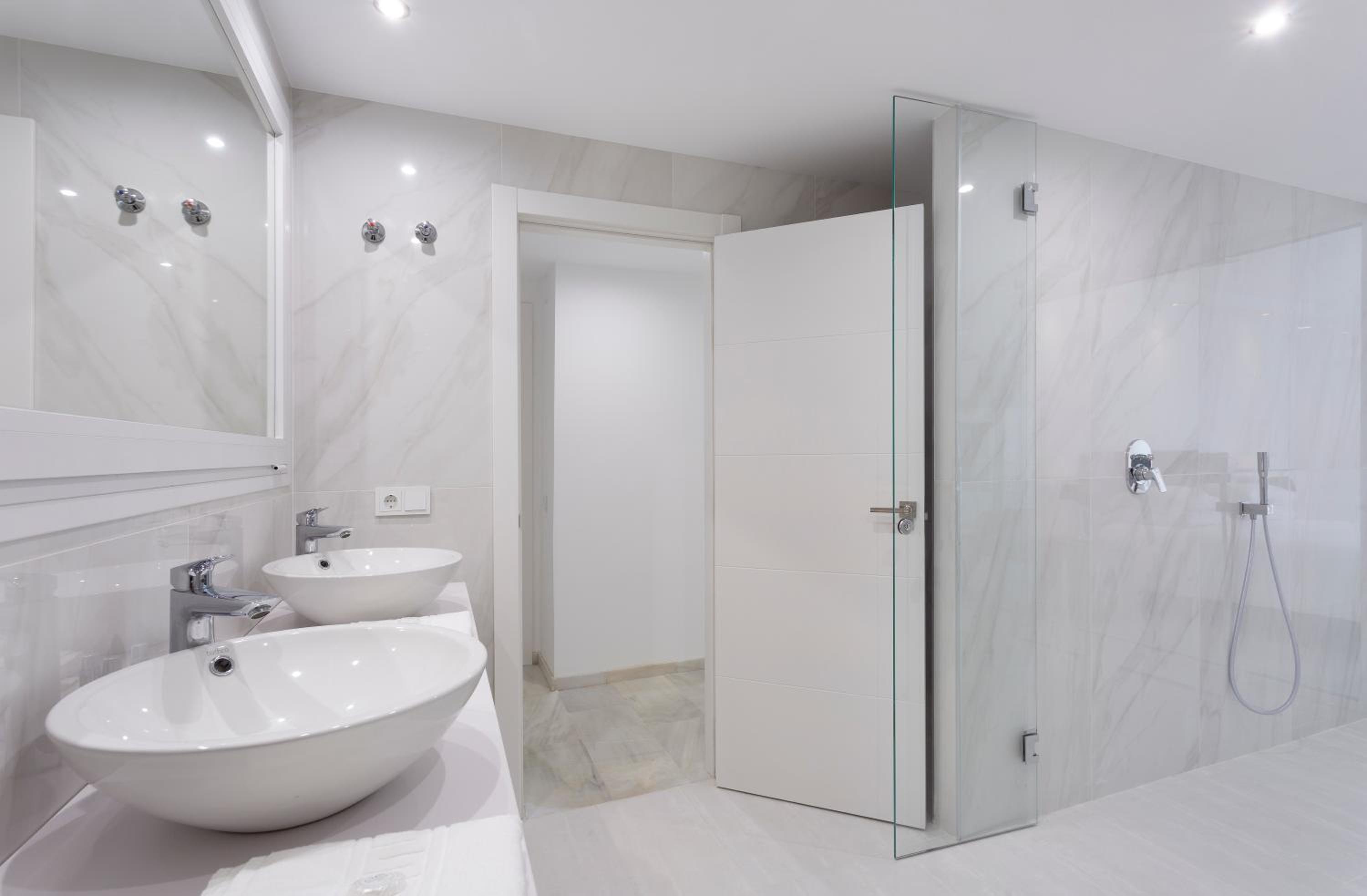 Deluxe Three-Bedroom Apartment with City View - Photo 2