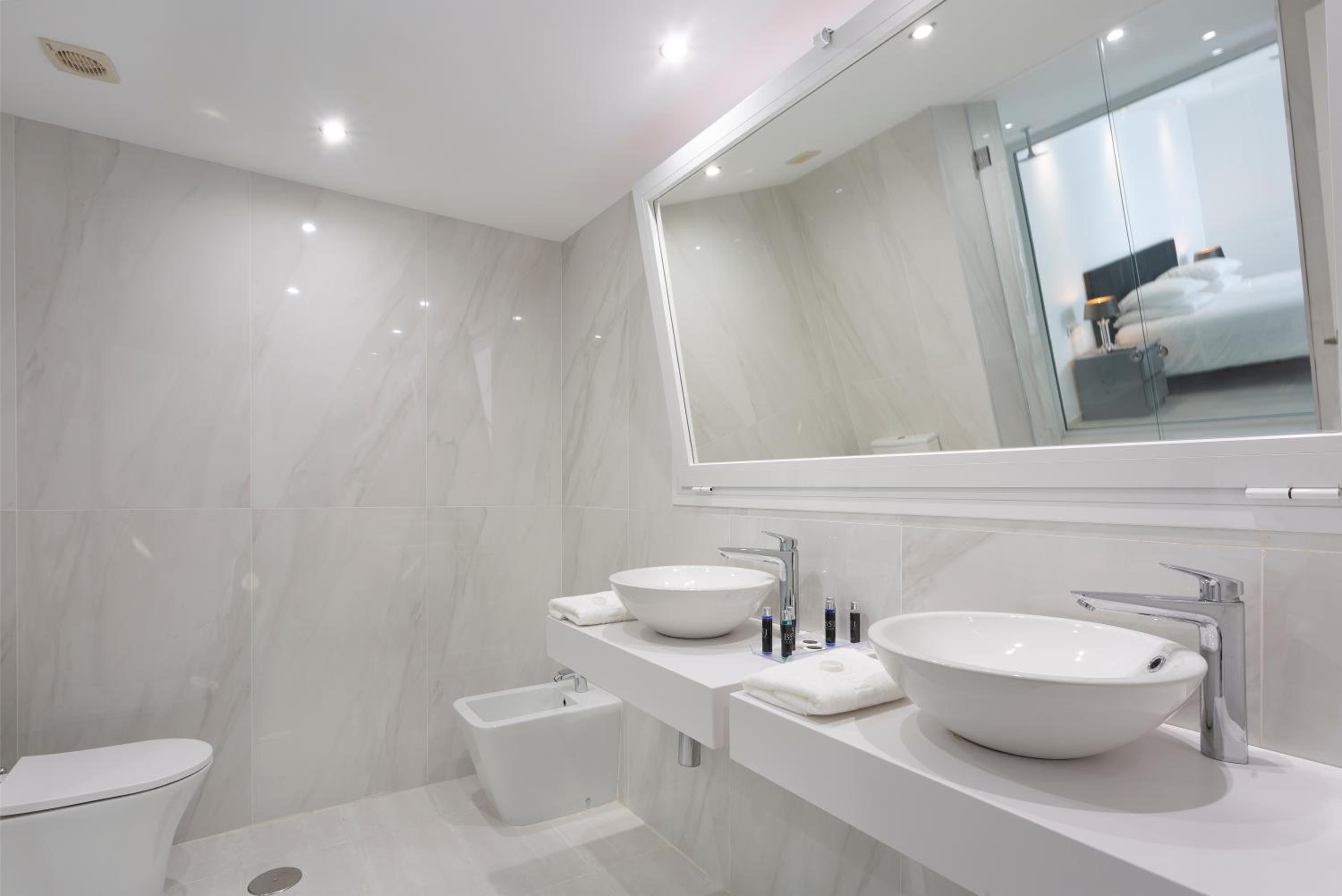 Deluxe Four-Bedroom Apartment with Sea View - Photo 10
