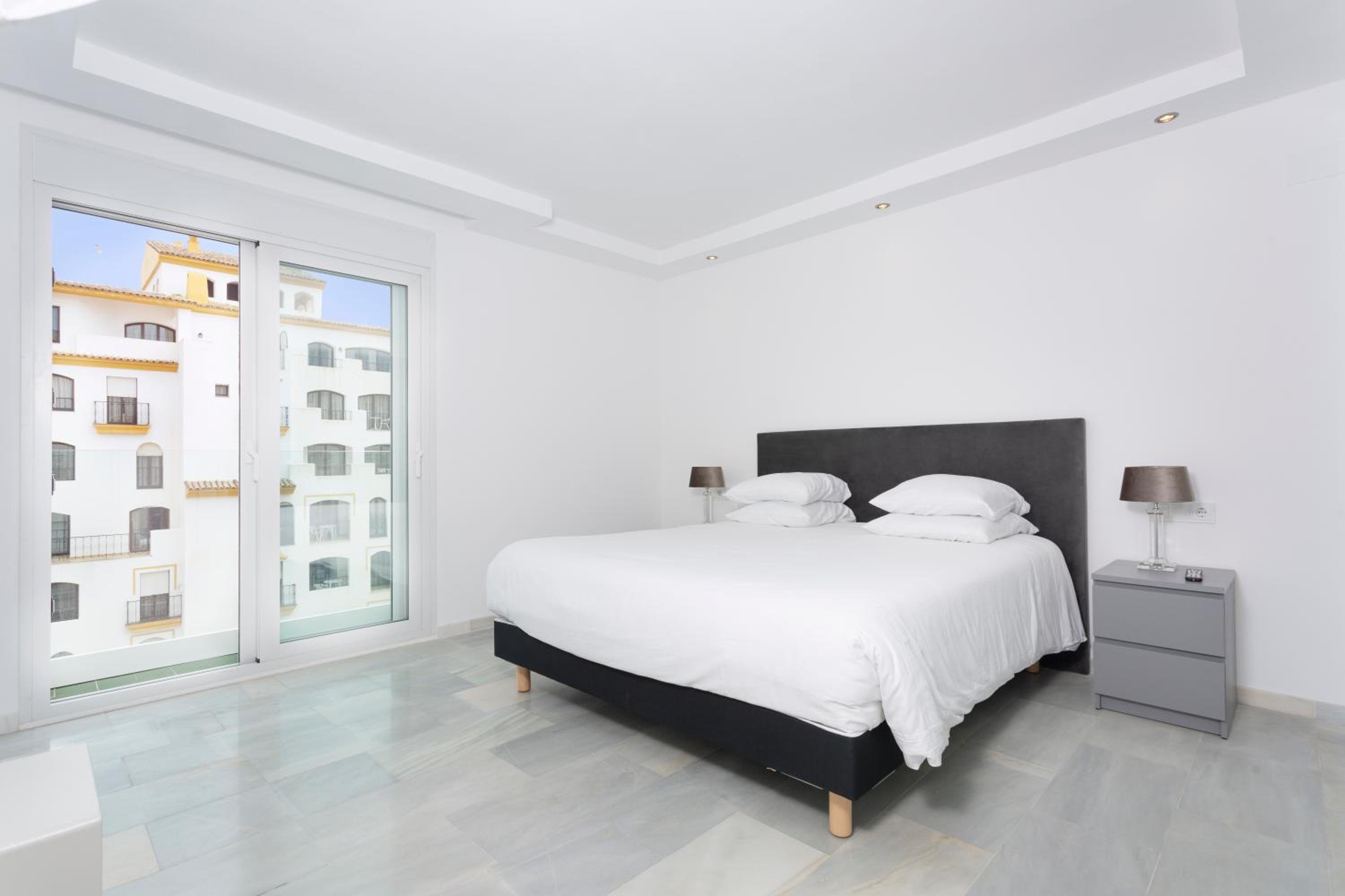 Deluxe Four-Bedroom Apartment with Sea View - Photo 15