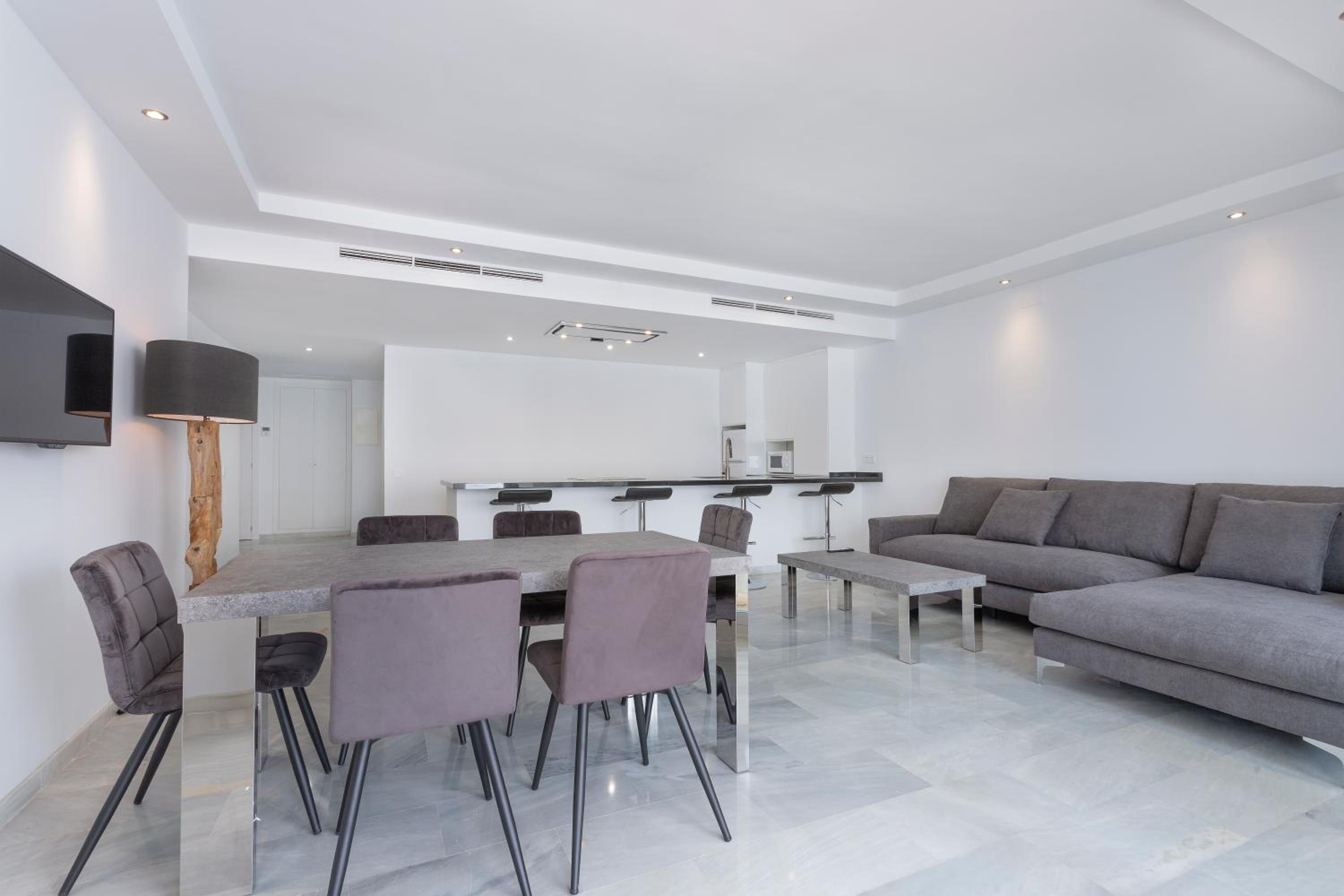 Deluxe Three-Bedroom Apartment with City View - Photo 8