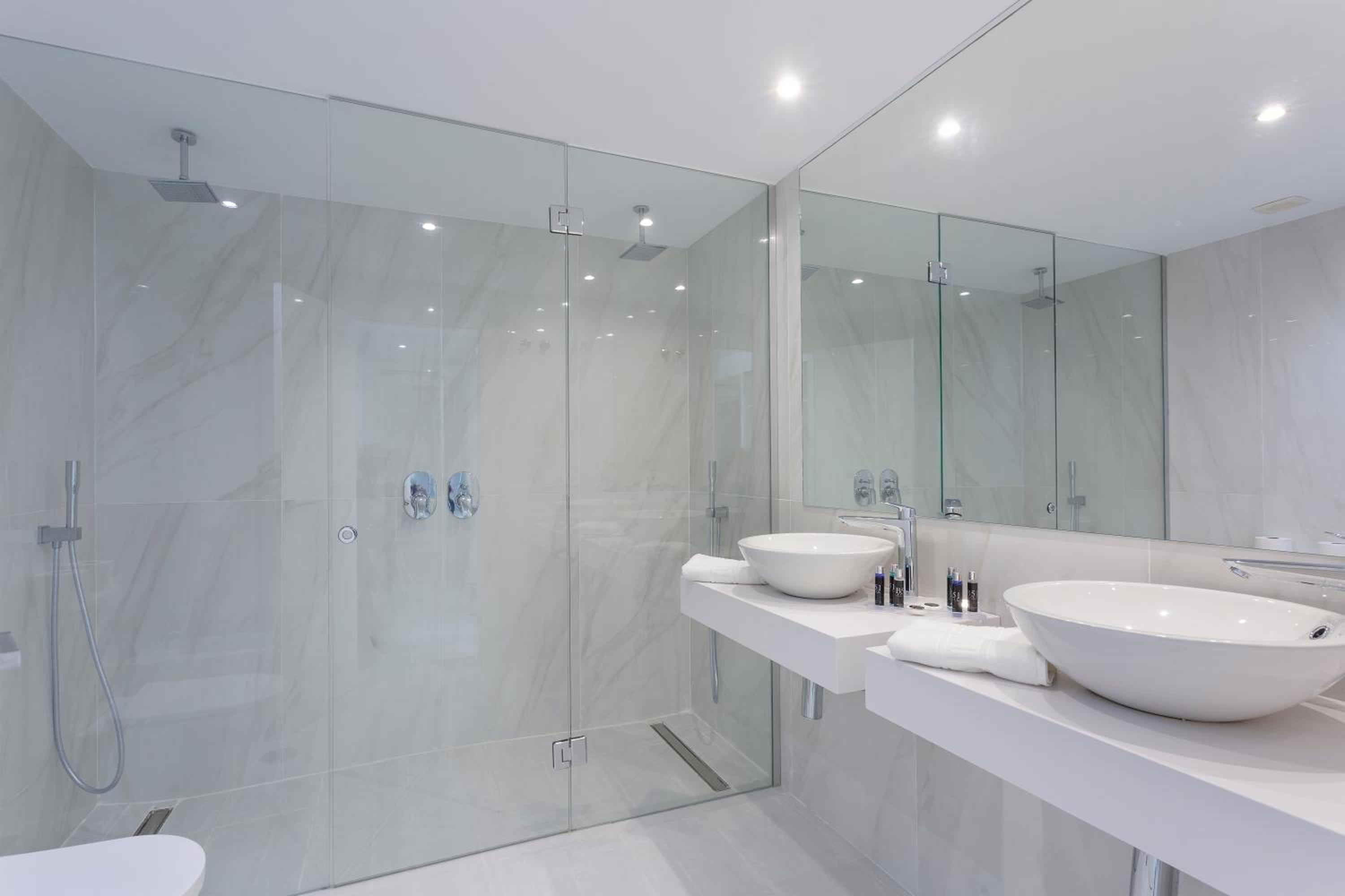 Deluxe Three-Bedroom Apartment with City View - Photo 9