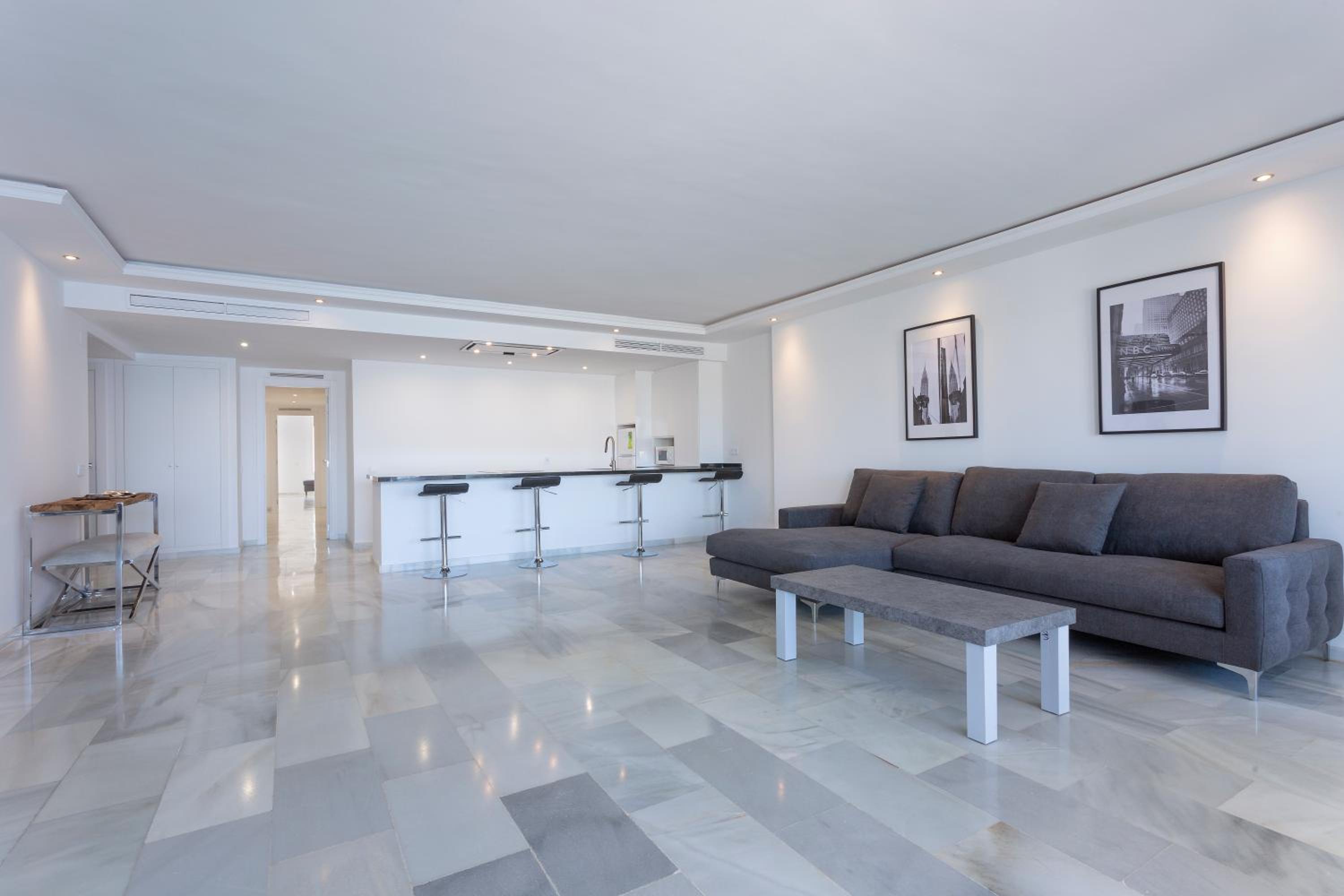 Deluxe Four-Bedroom Apartment with Sea View - Photo 6