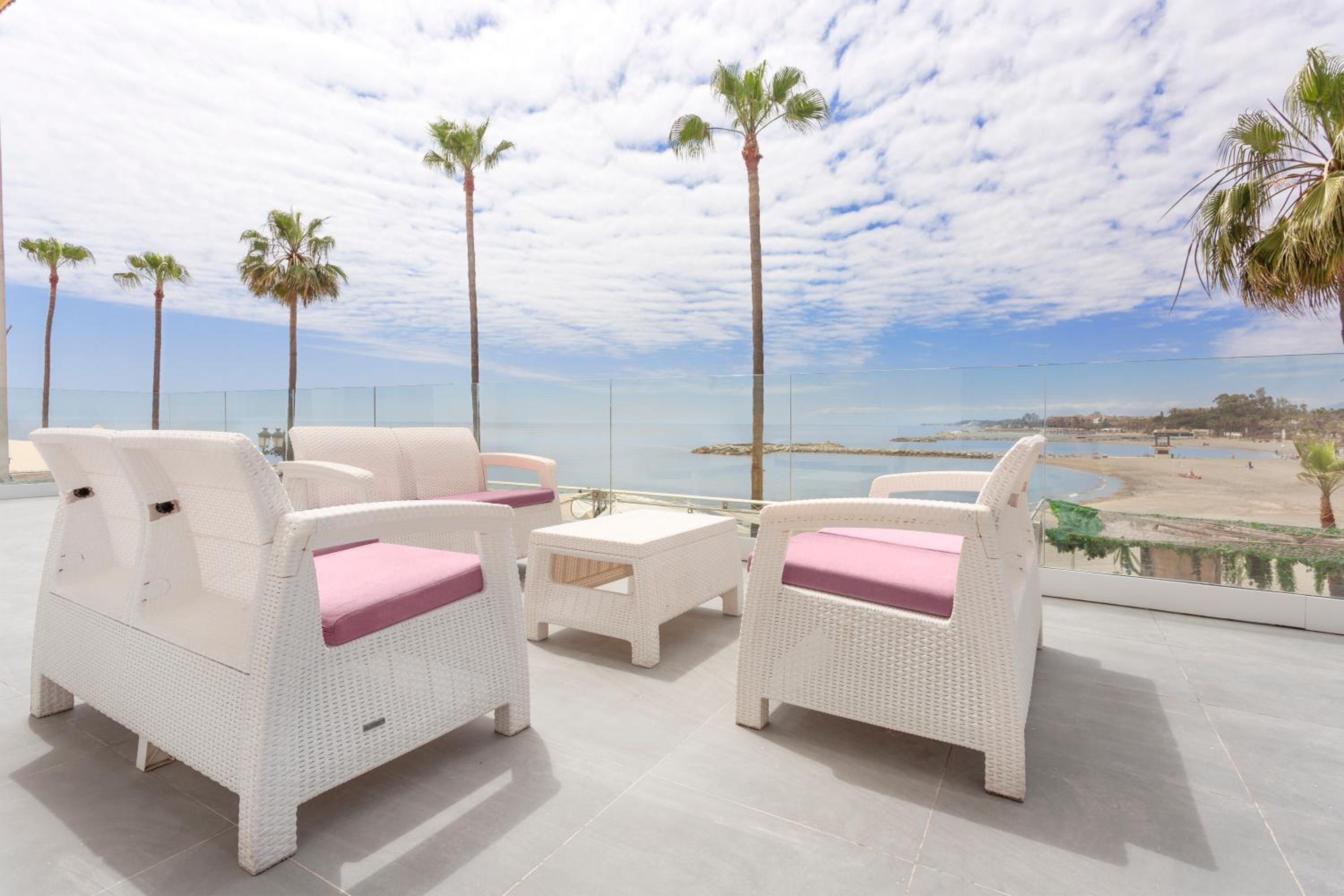 Deluxe Three-Bedroom Apartment with Sea View - Photo 10