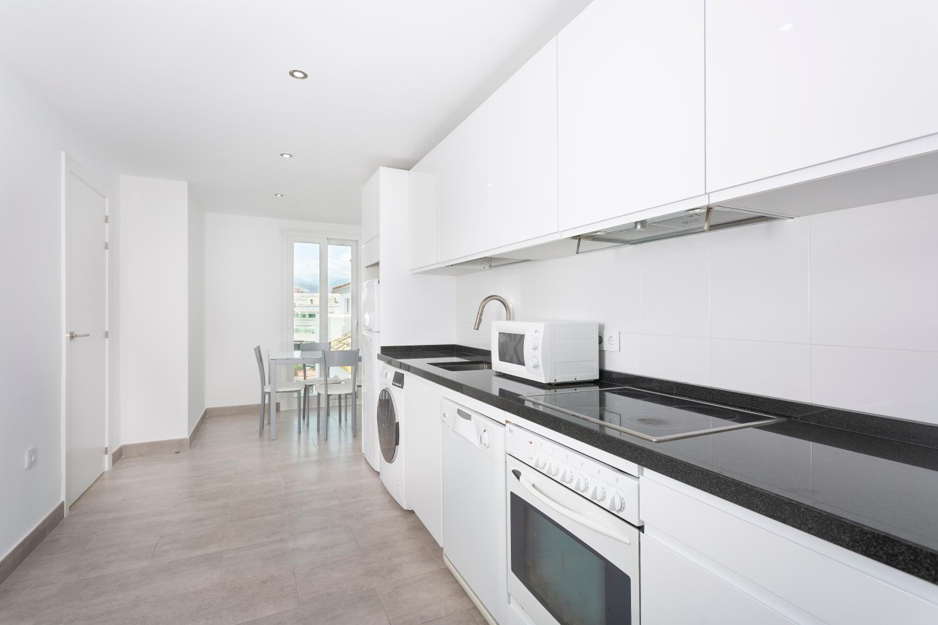 Deluxe Three-Bedroom Apartment with Sea View - Photo 12