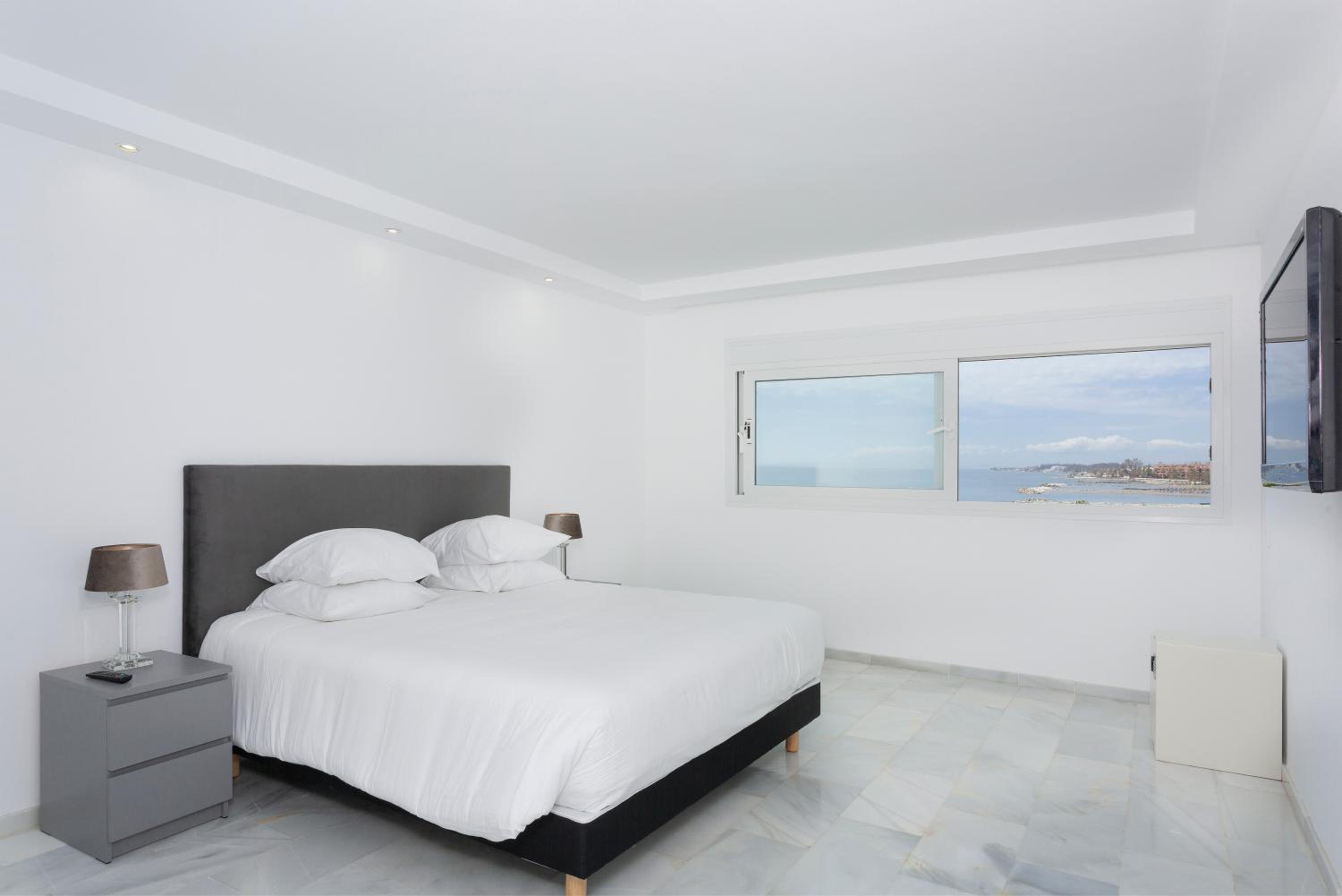 Deluxe Three-Bedroom Apartment with Sea View - Photo 2