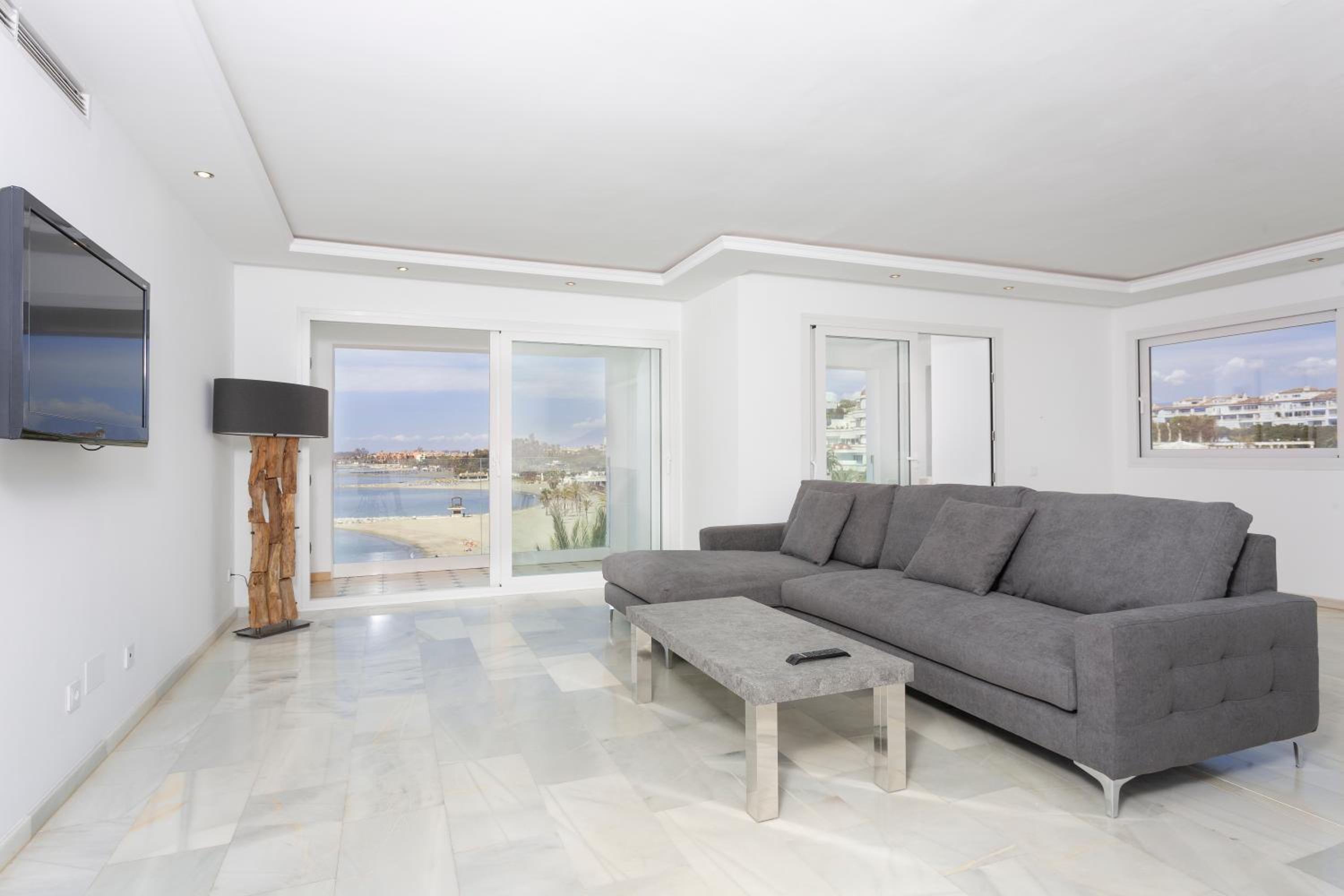 Deluxe Four-Bedroom Apartment with Sea View - Photo 2