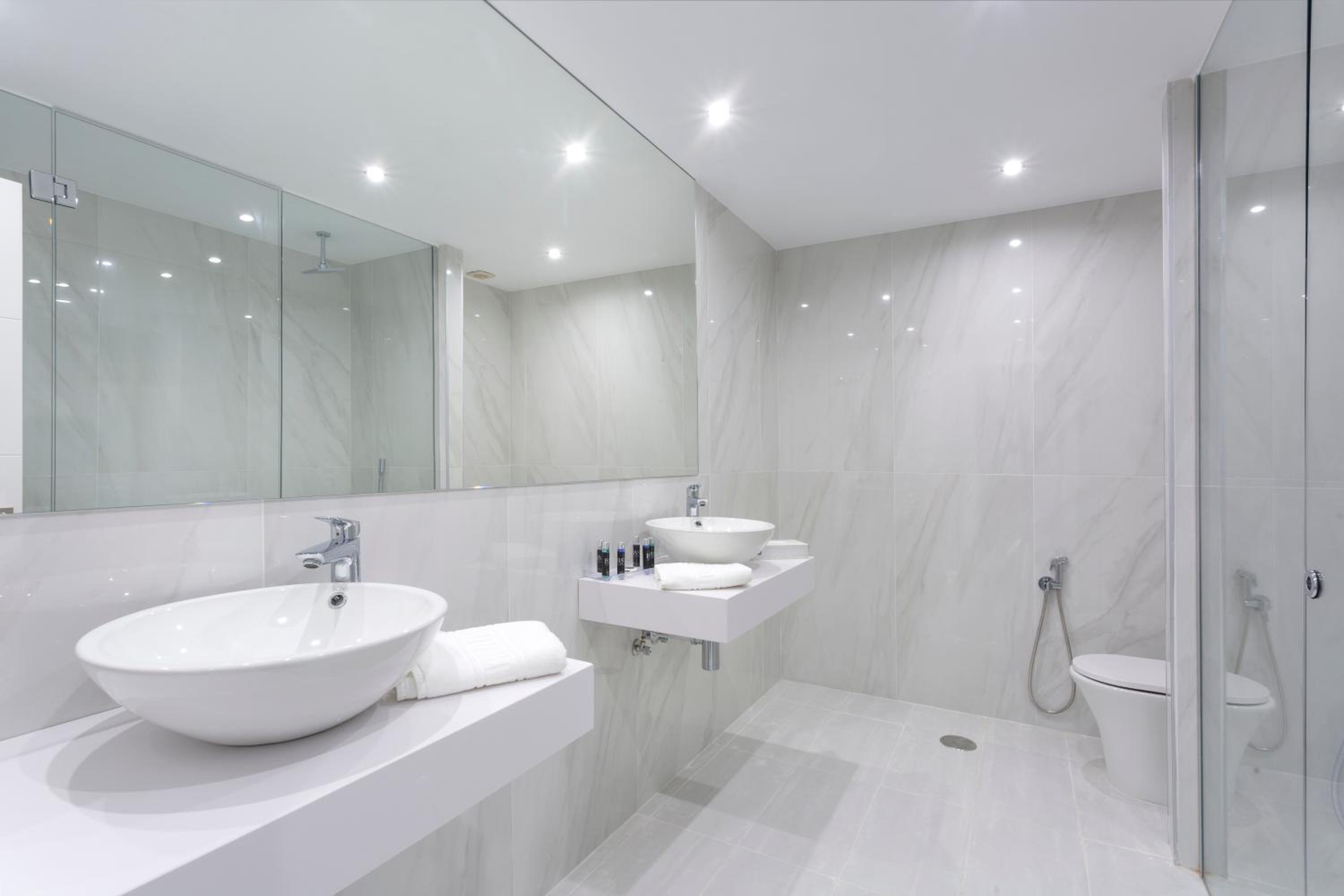 Deluxe Three-Bedroom Apartment with City View - Photo 5
