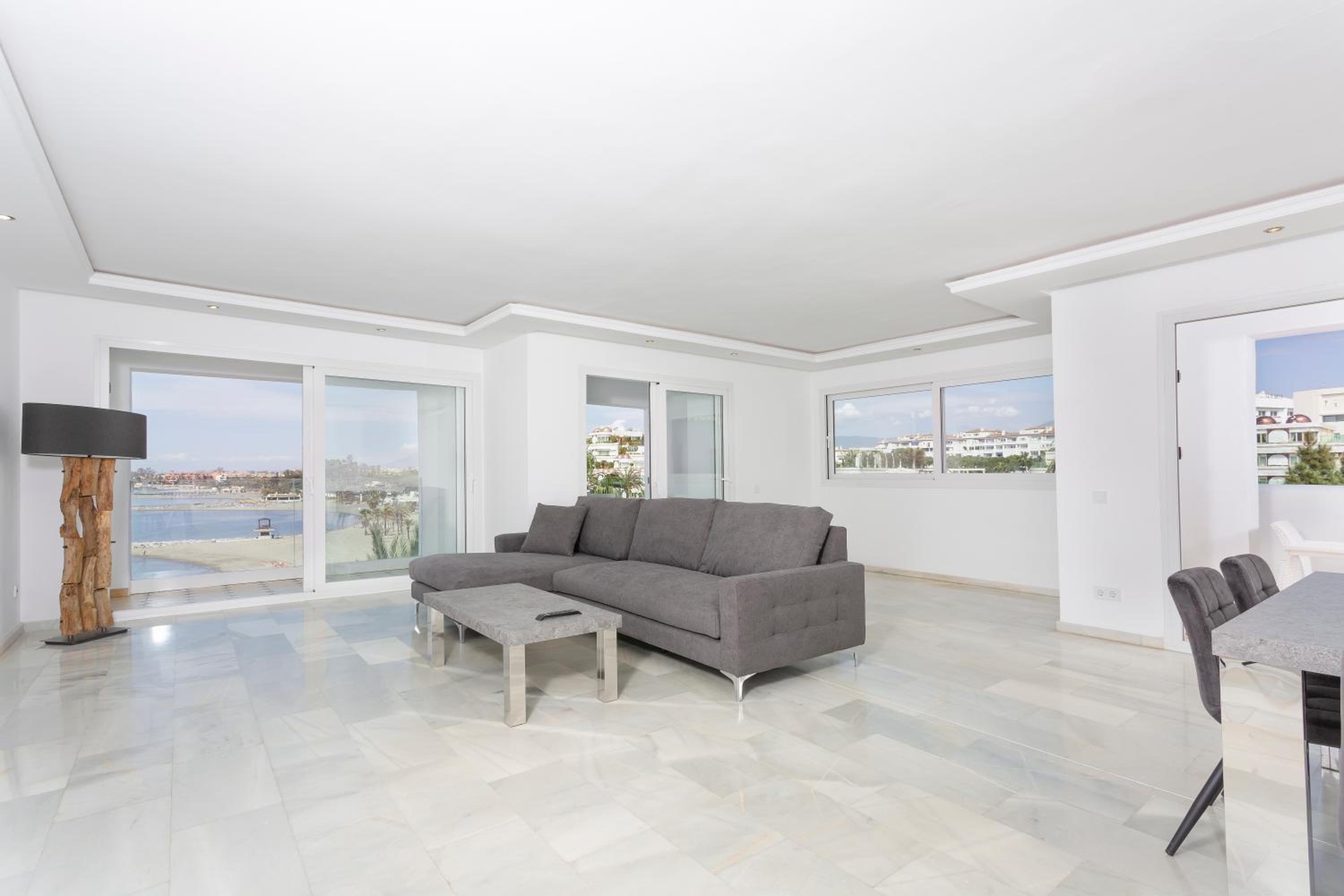 Deluxe Three-Bedroom Apartment with Sea View and Hot Tub - Photo 4
