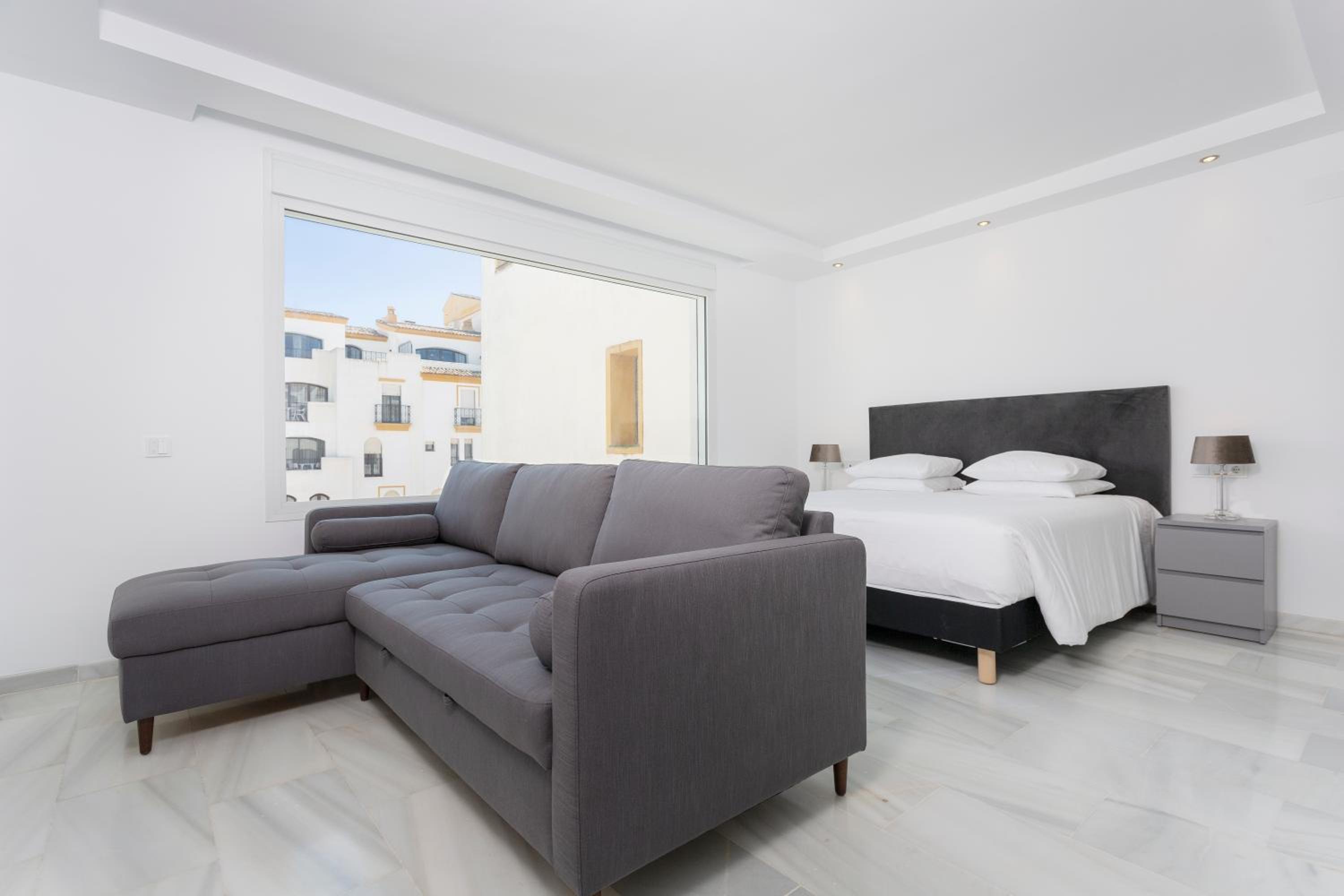 Deluxe Four-Bedroom Apartment with Sea View - Photo 13