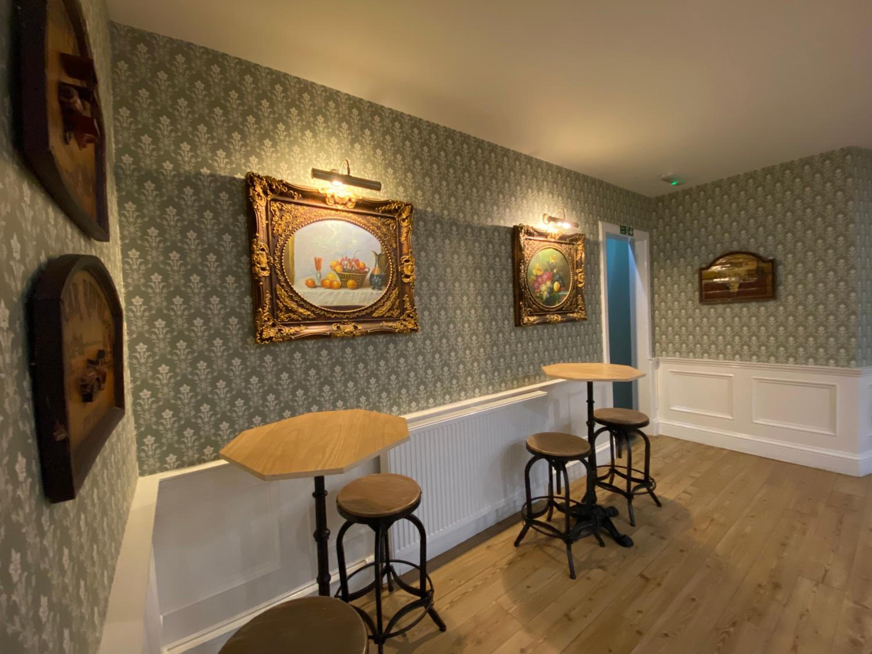 Seven-Bedroom House photo 2