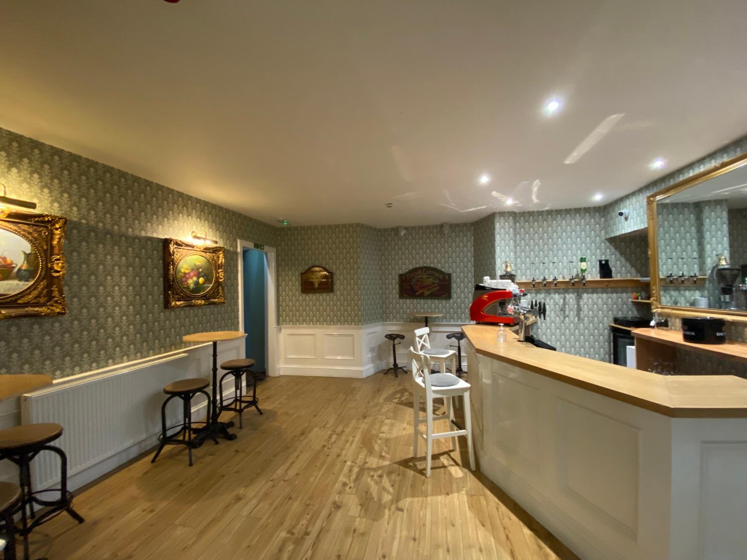 Seven-Bedroom House photo 3