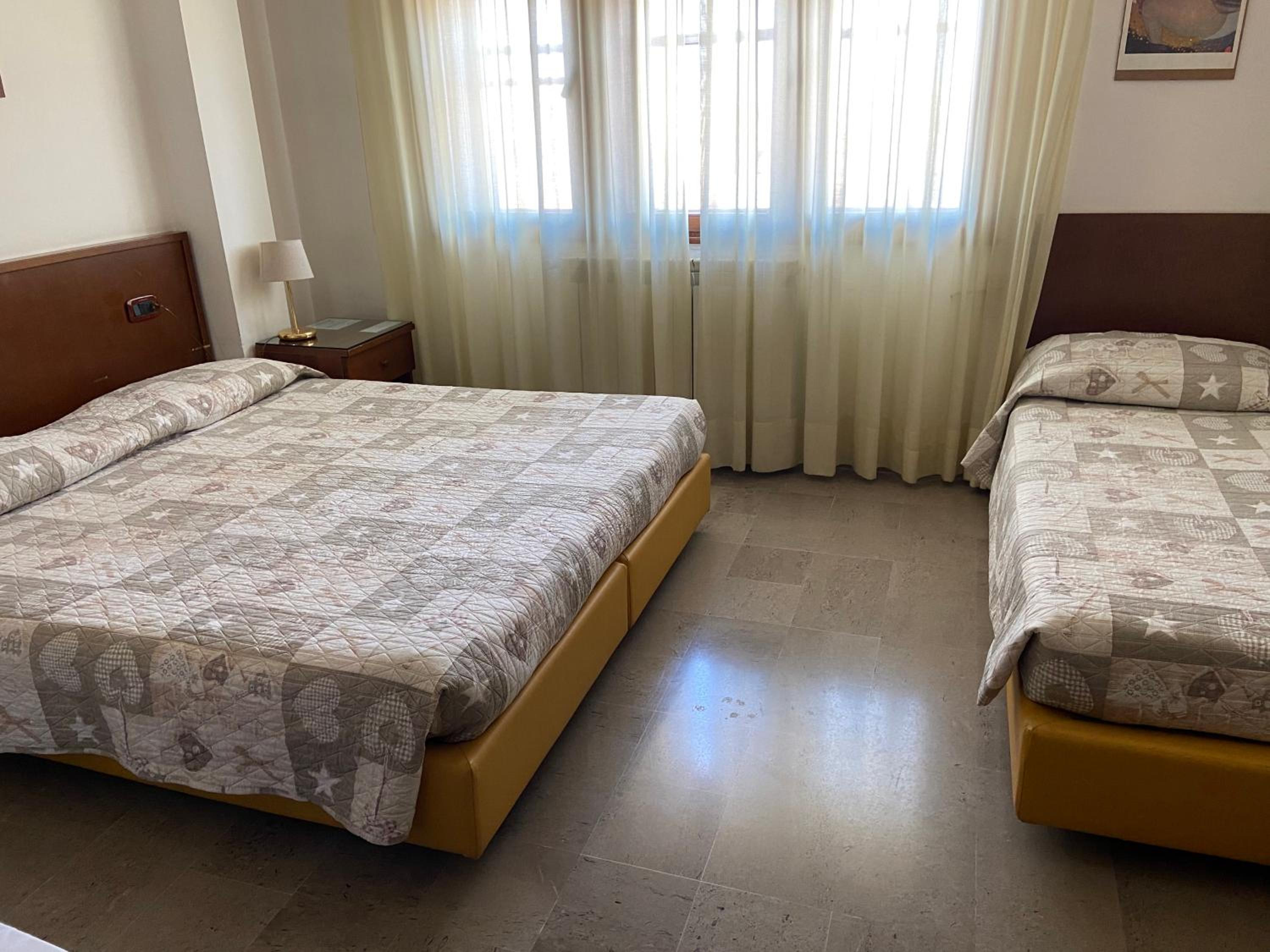 Economy Triple Room with Canal View - Photo 3