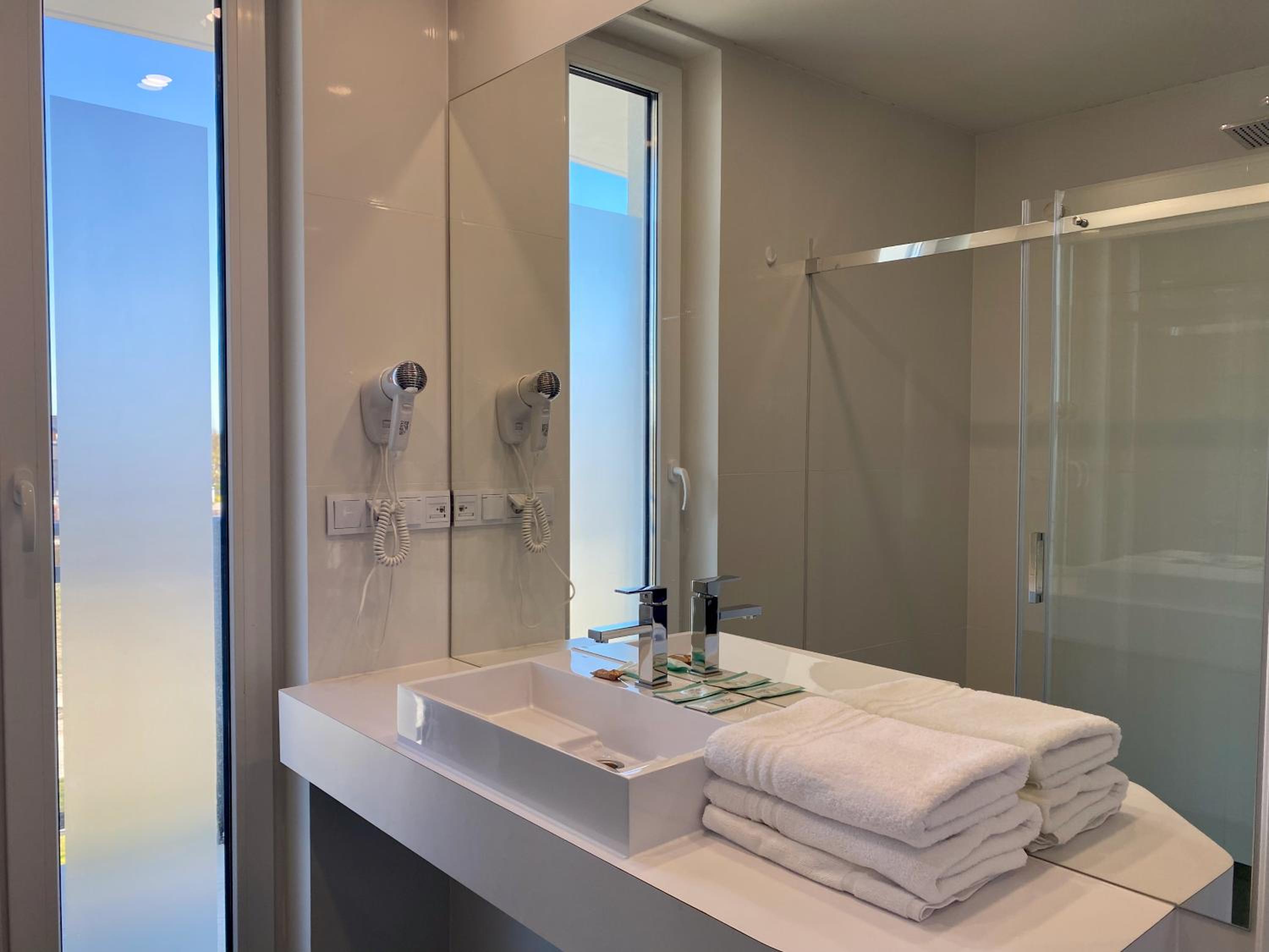Deluxe Double or Twin Room - Photo 9