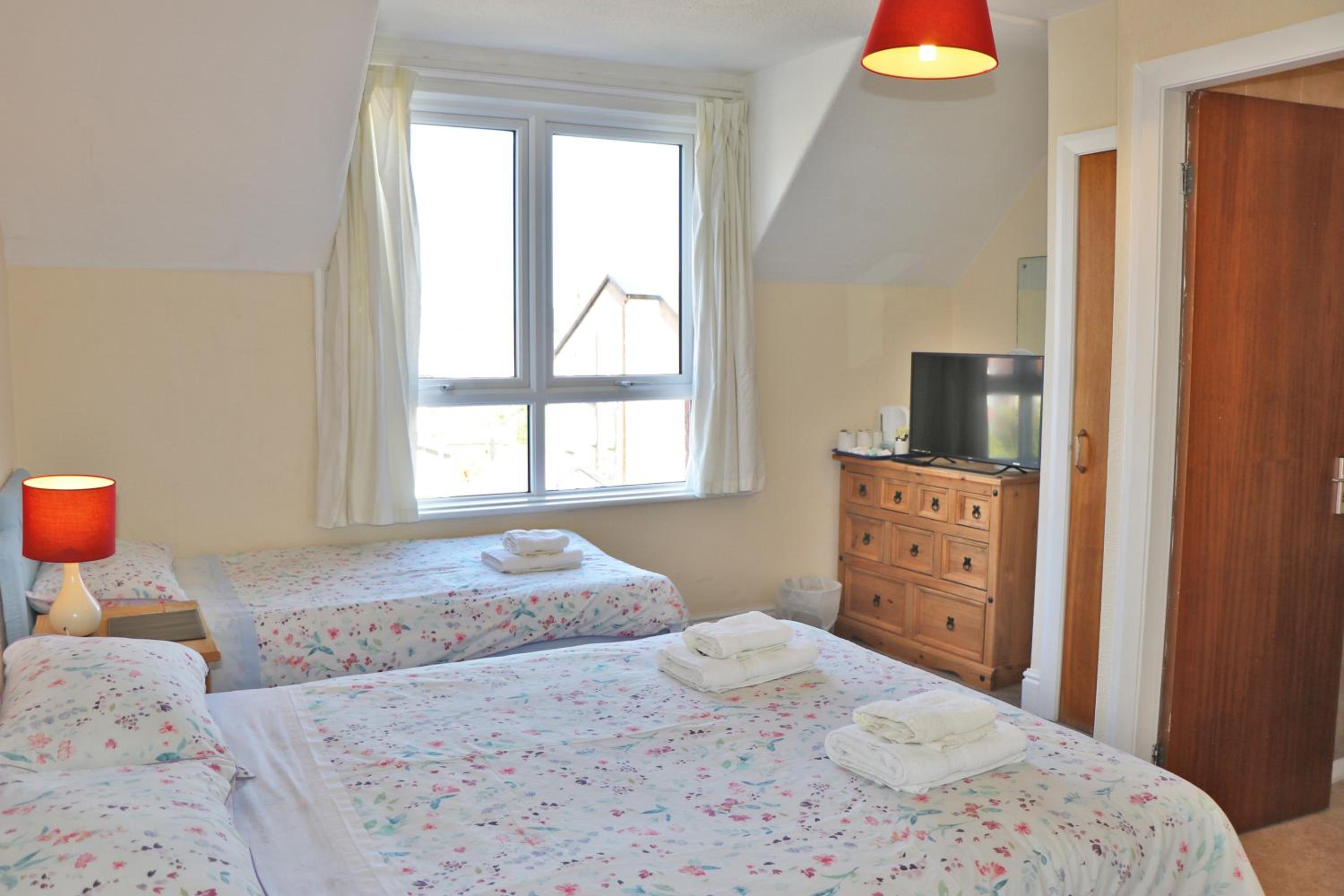 Family Room (2 Adults + 1 Child)