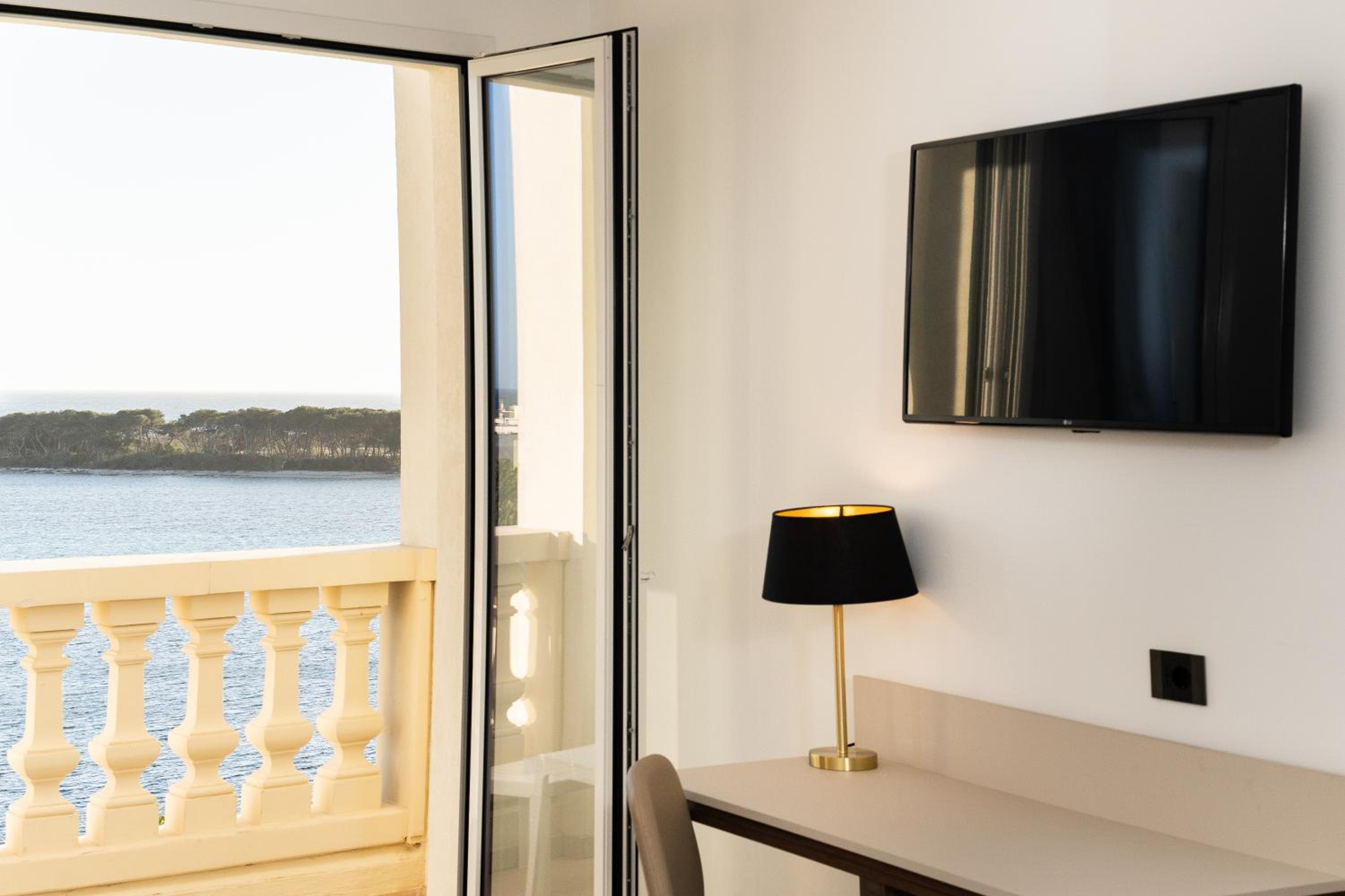 Double Room with Balcony and Sea View - Photo 14