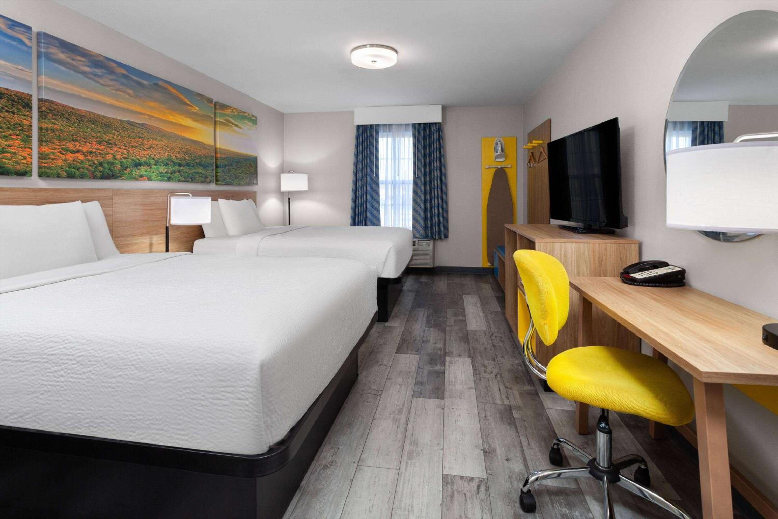 Days Inn & Suites by Wyndham Sellersburg