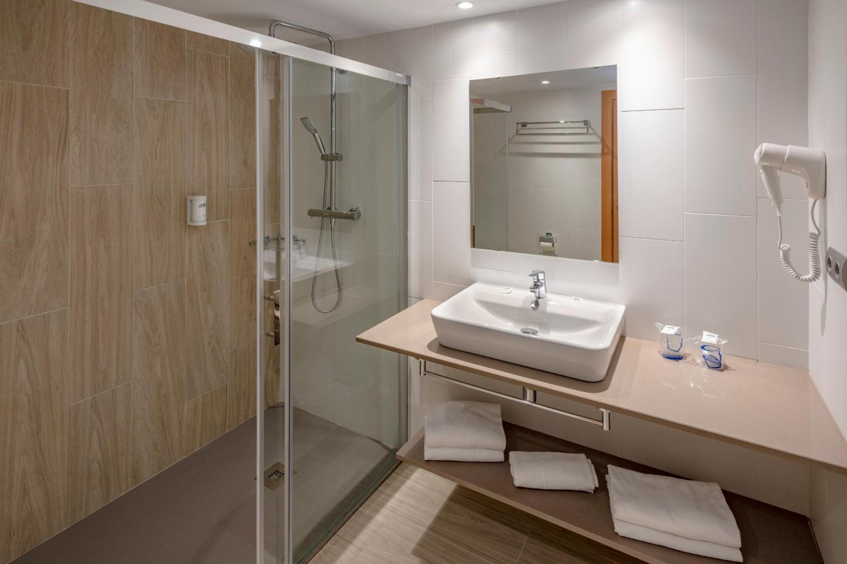 Junior Suite (2 Adults + 2 Children) - Photo 4