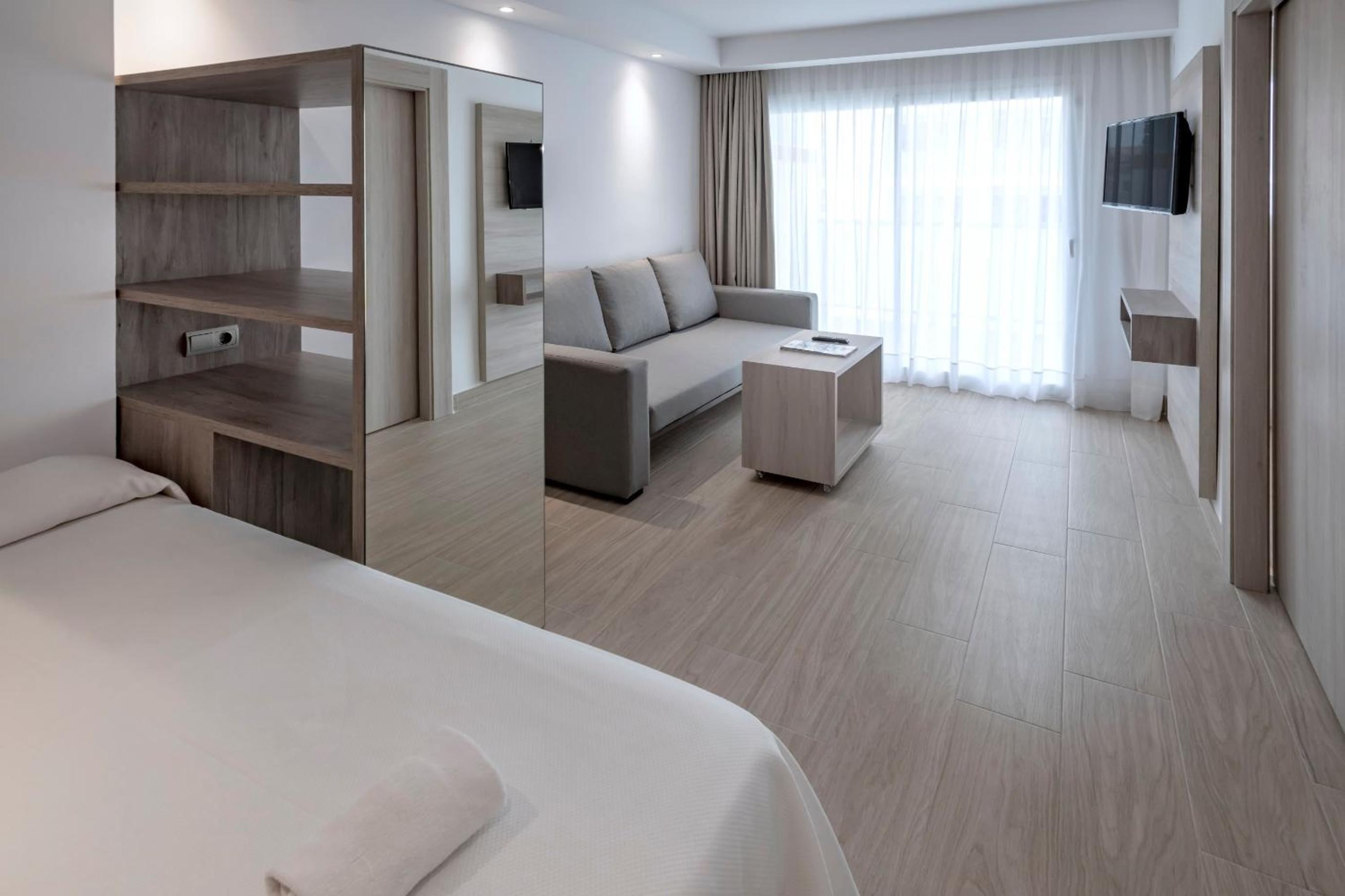 Junior Suite (2 Adults + 2 Children) - Photo 1
