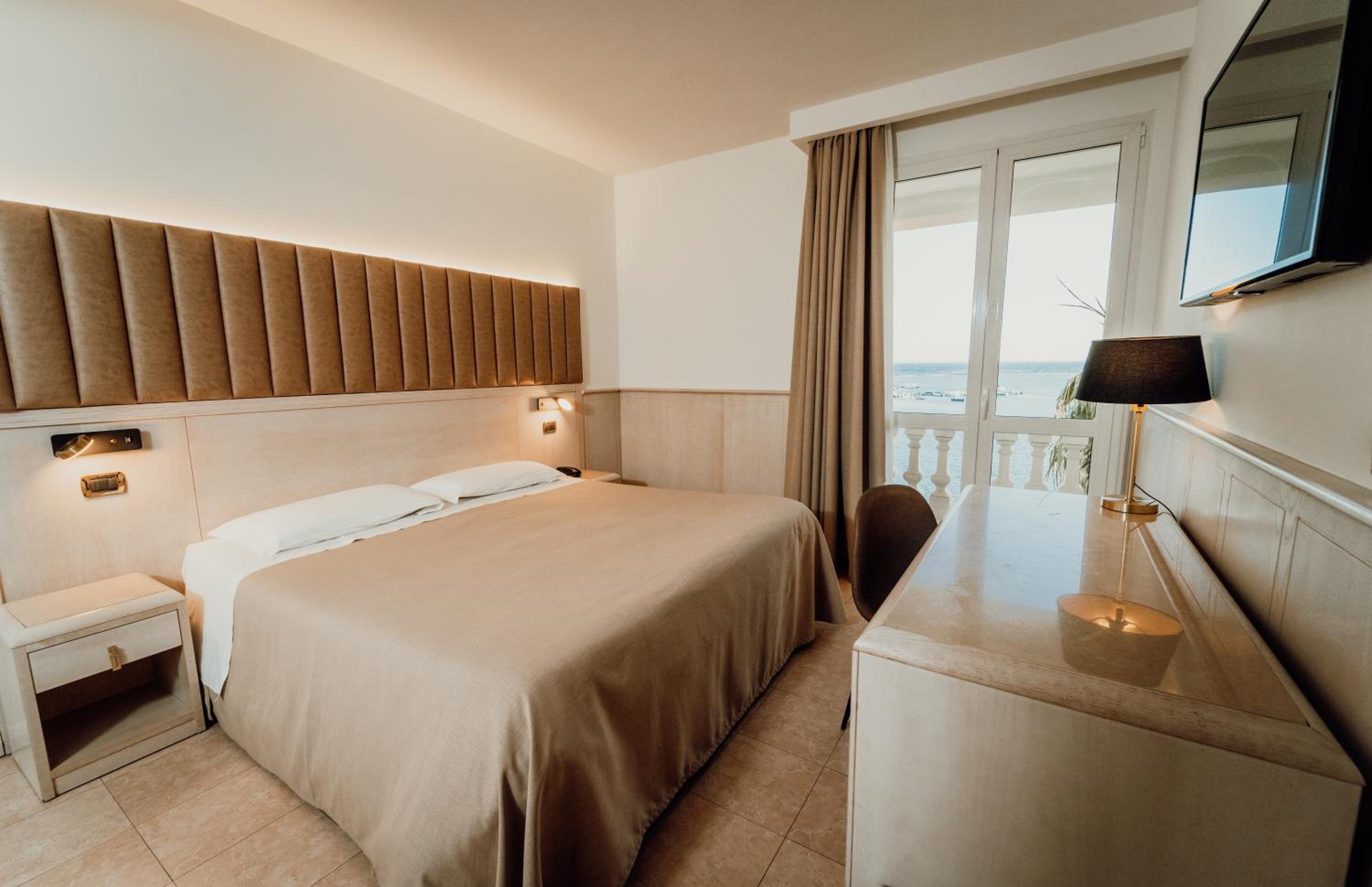 Double Room with Balcony and Sea View - Photo 13