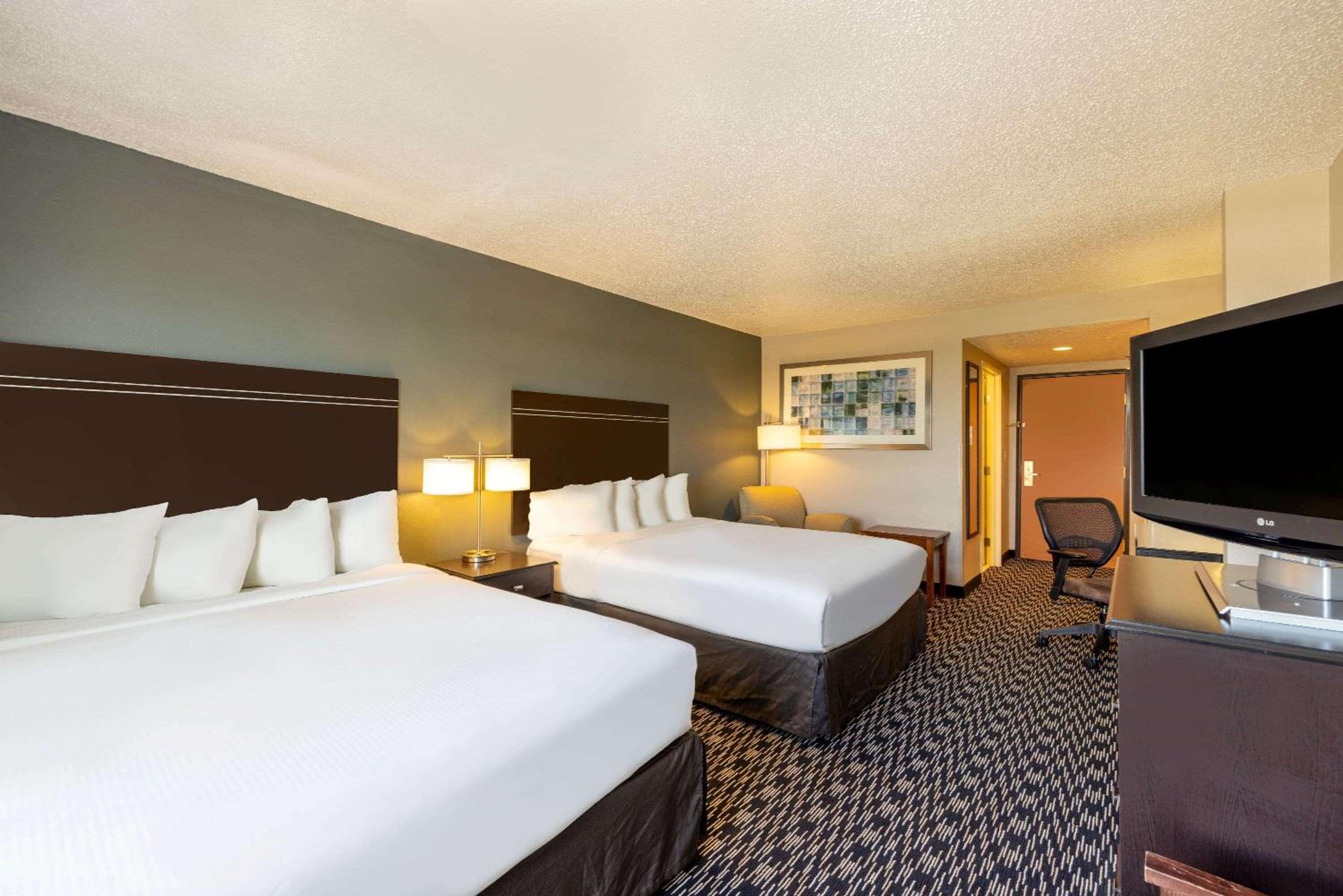 Queen Room with Two Queen Beds and Bath Tub - Mobility Accessible/Non-Smoking - Photo 1