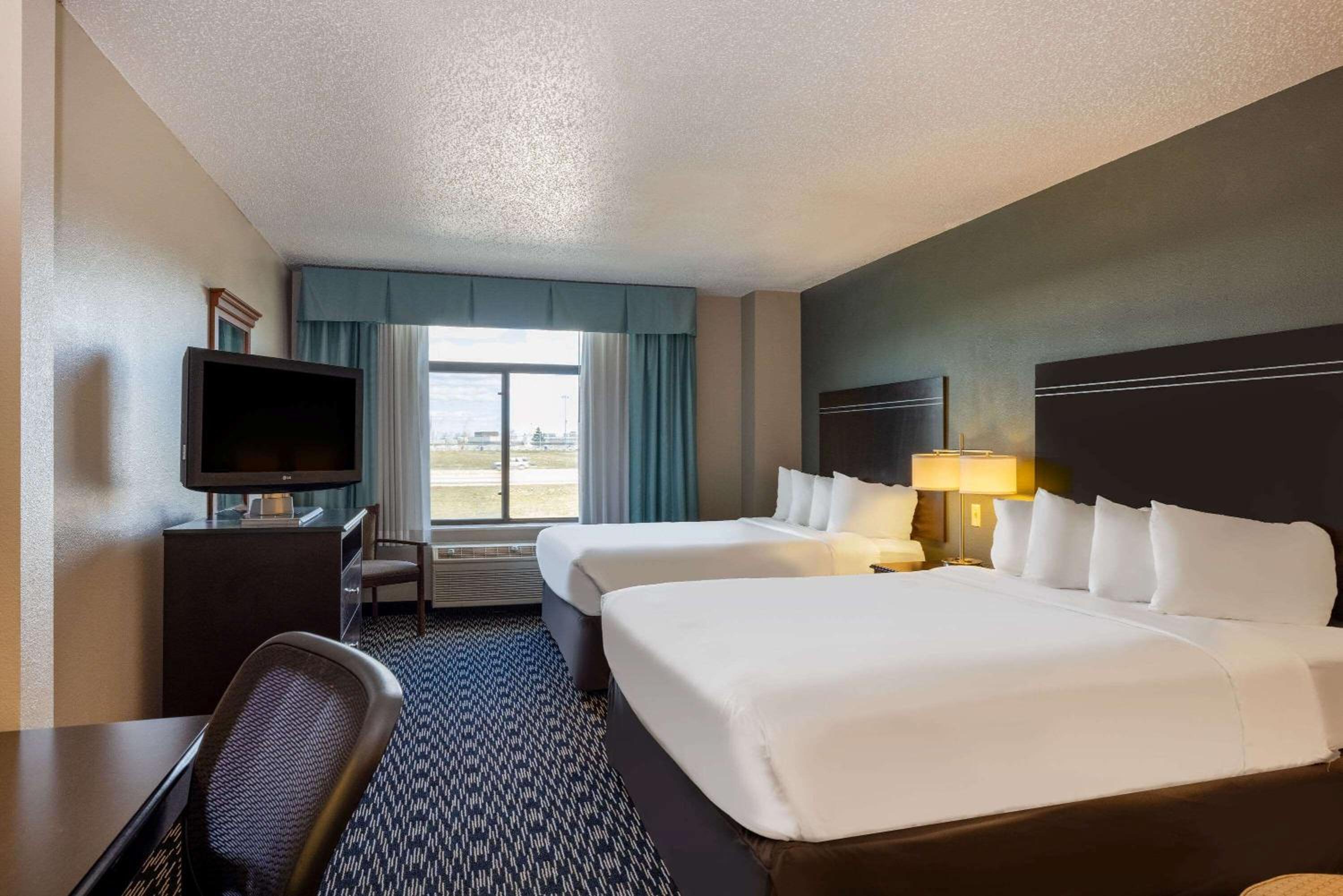 Queen Room with Two Queen Beds - Non-Smoking - Photo 1