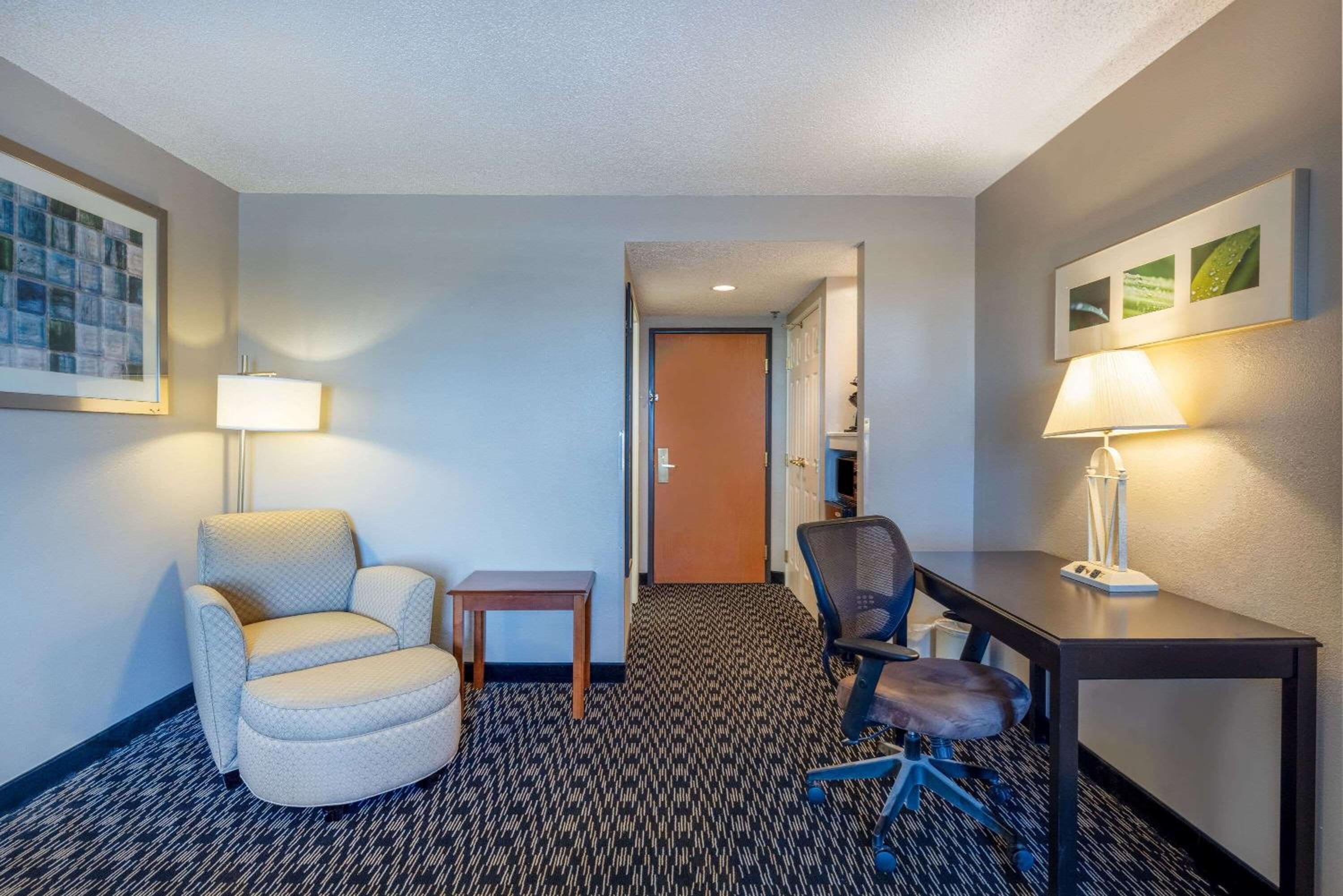 King Room - Non-Smoking - Photo 2