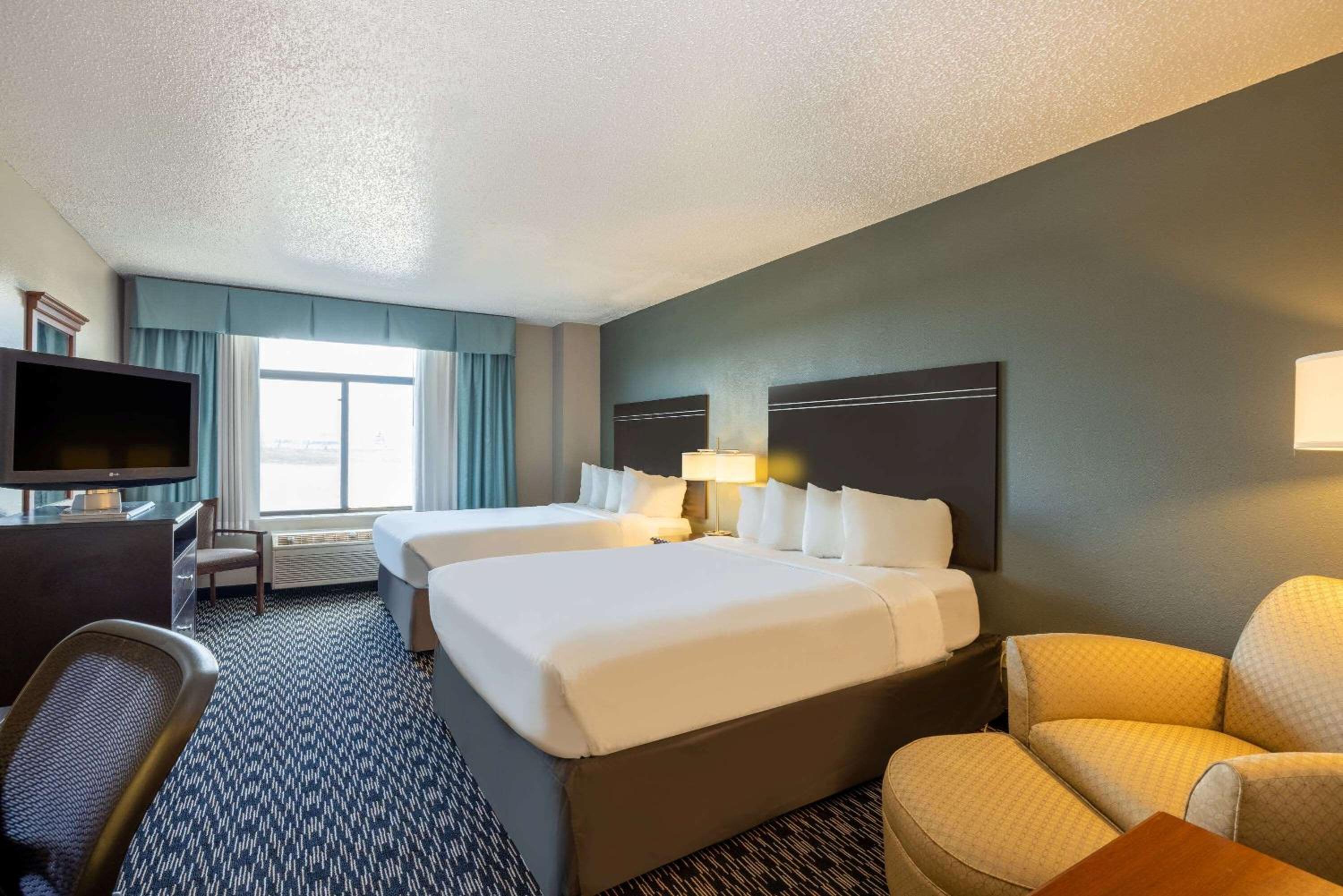 Queen Room with Two Queen Beds - Non-Smoking - Photo 2