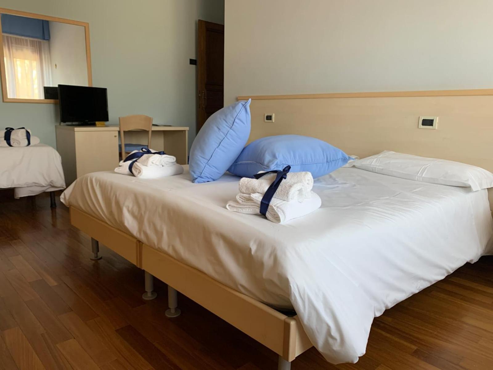Triple Room with Private Bathroom - Photo 8