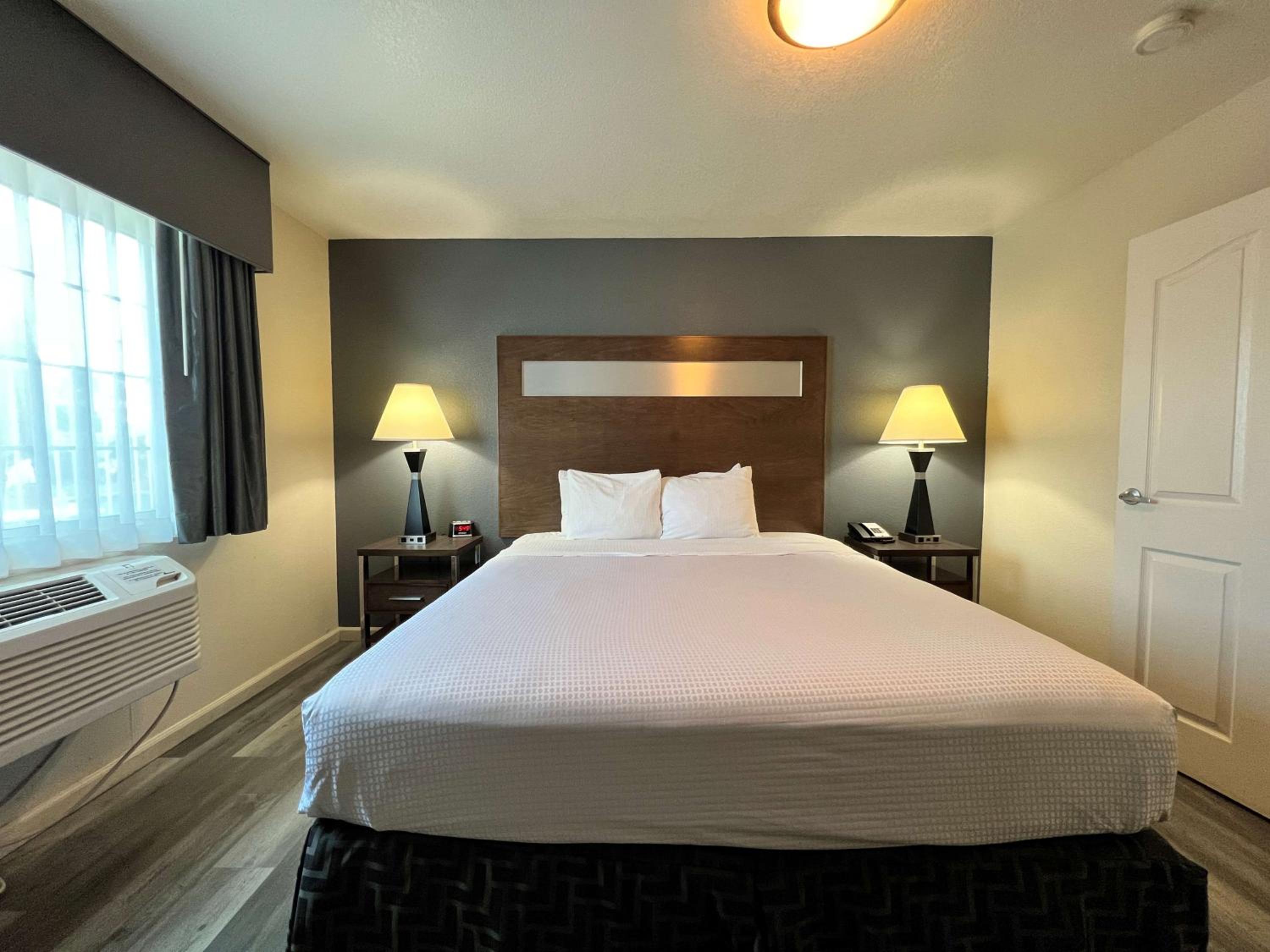 King Room with Walk-In Shower - Mobility Access