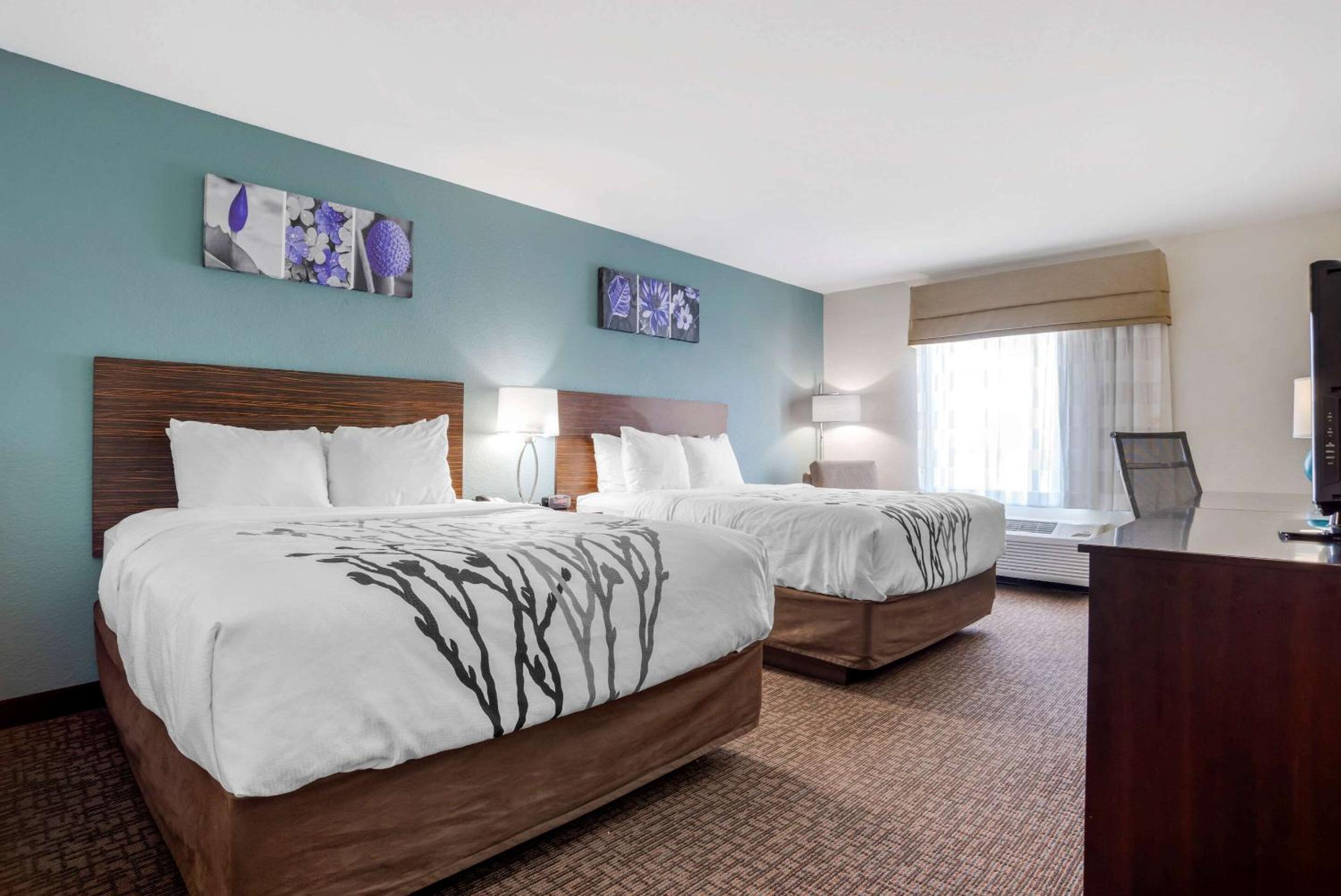 Queen Room with Two Queen Beds - Interior Hall/Non-Smoking - Photo 1