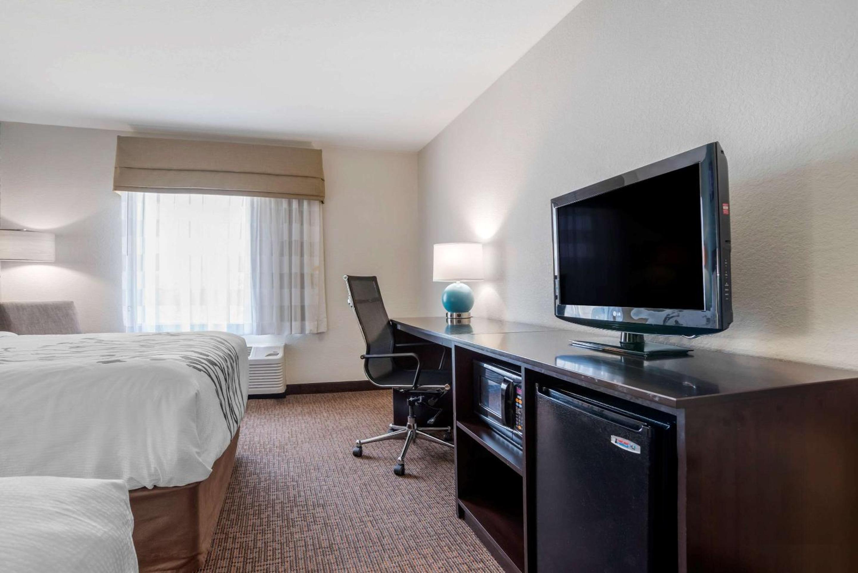 Queen Room with Two Queen Beds - Interior Hall/Non-Smoking - Photo 3