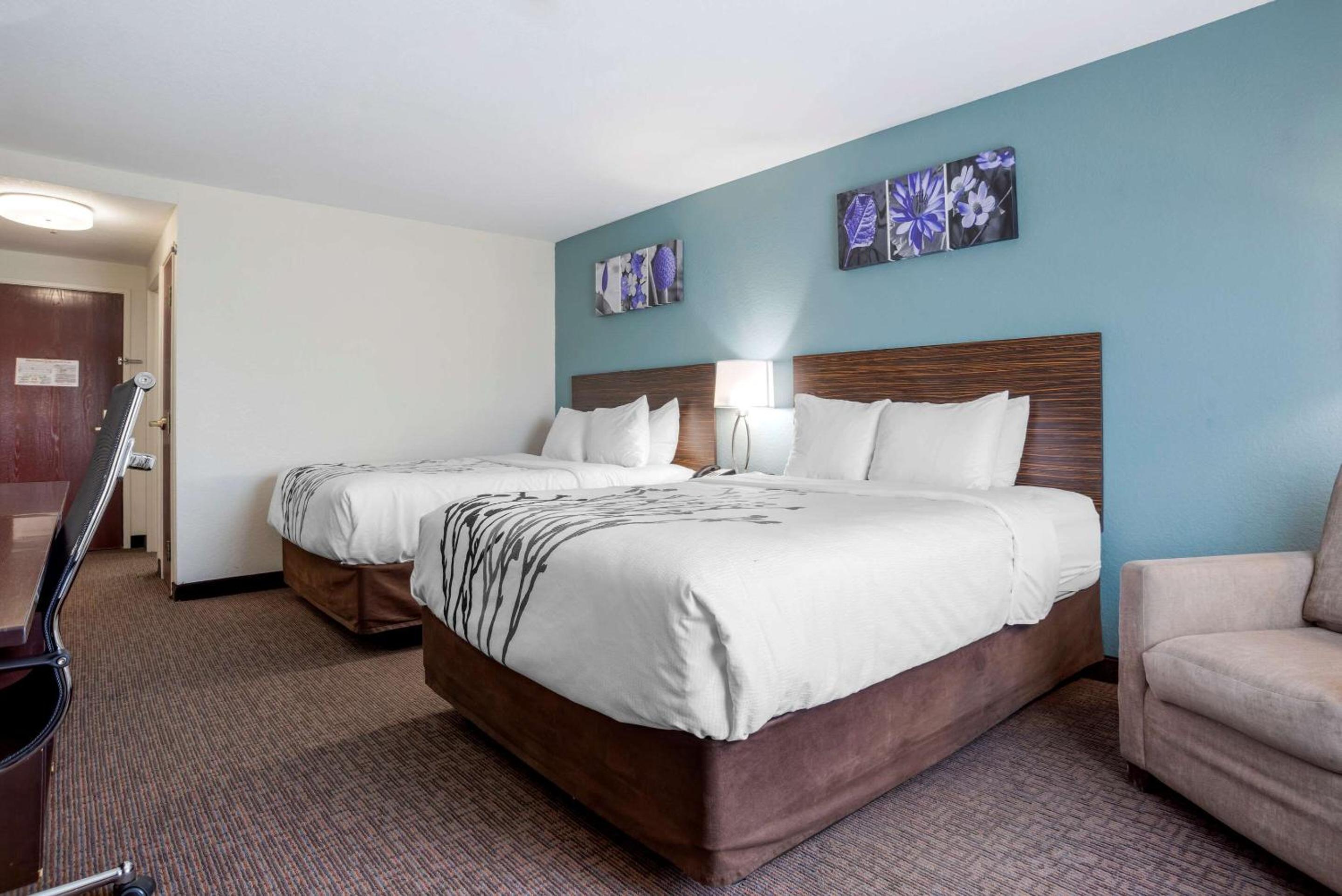 Queen Room with Two Queen Beds - Interior Hall/Non-Smoking - Photo 4
