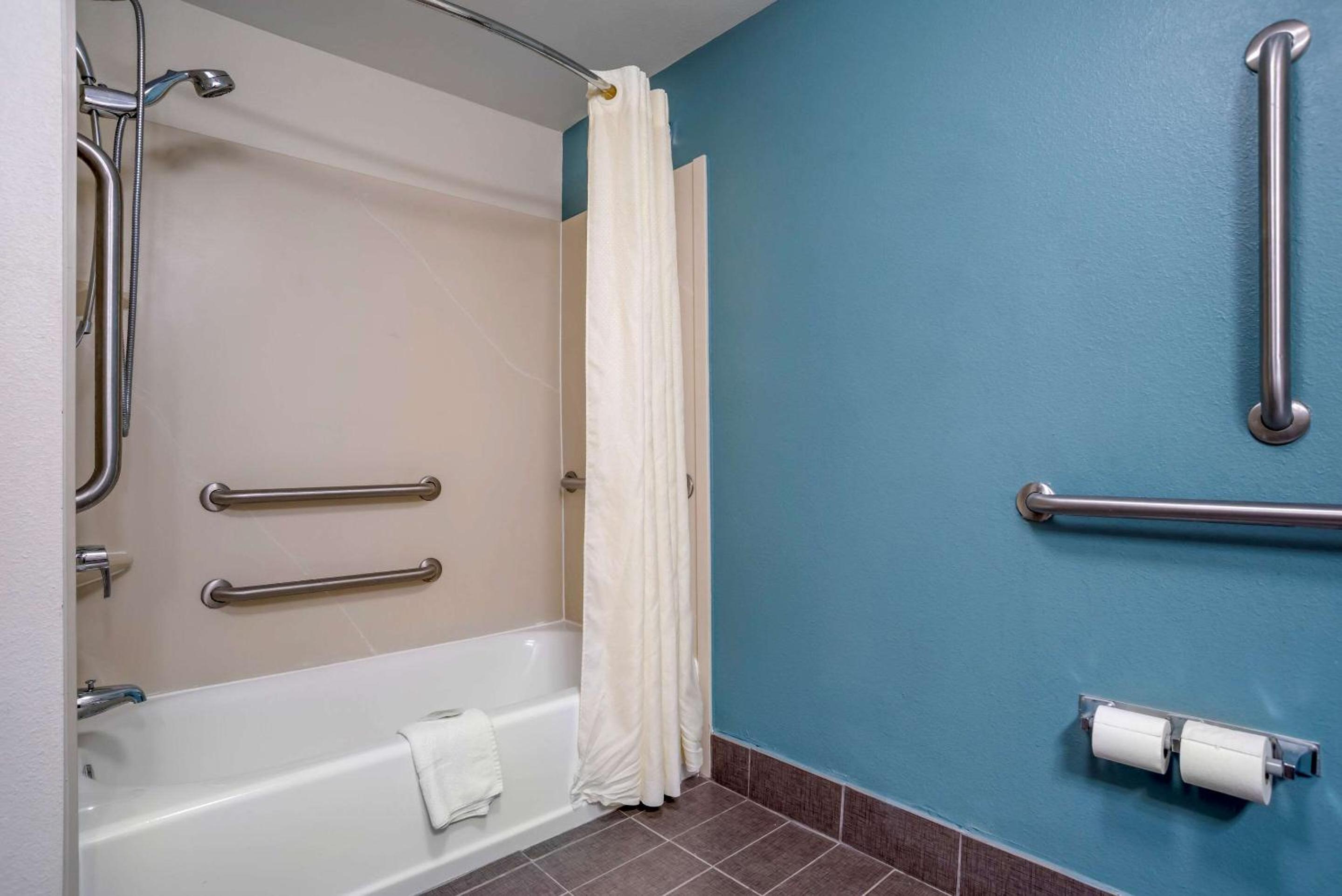 King Room with Hearing Accessible - Accessible/Non-Smoking - Photo 4