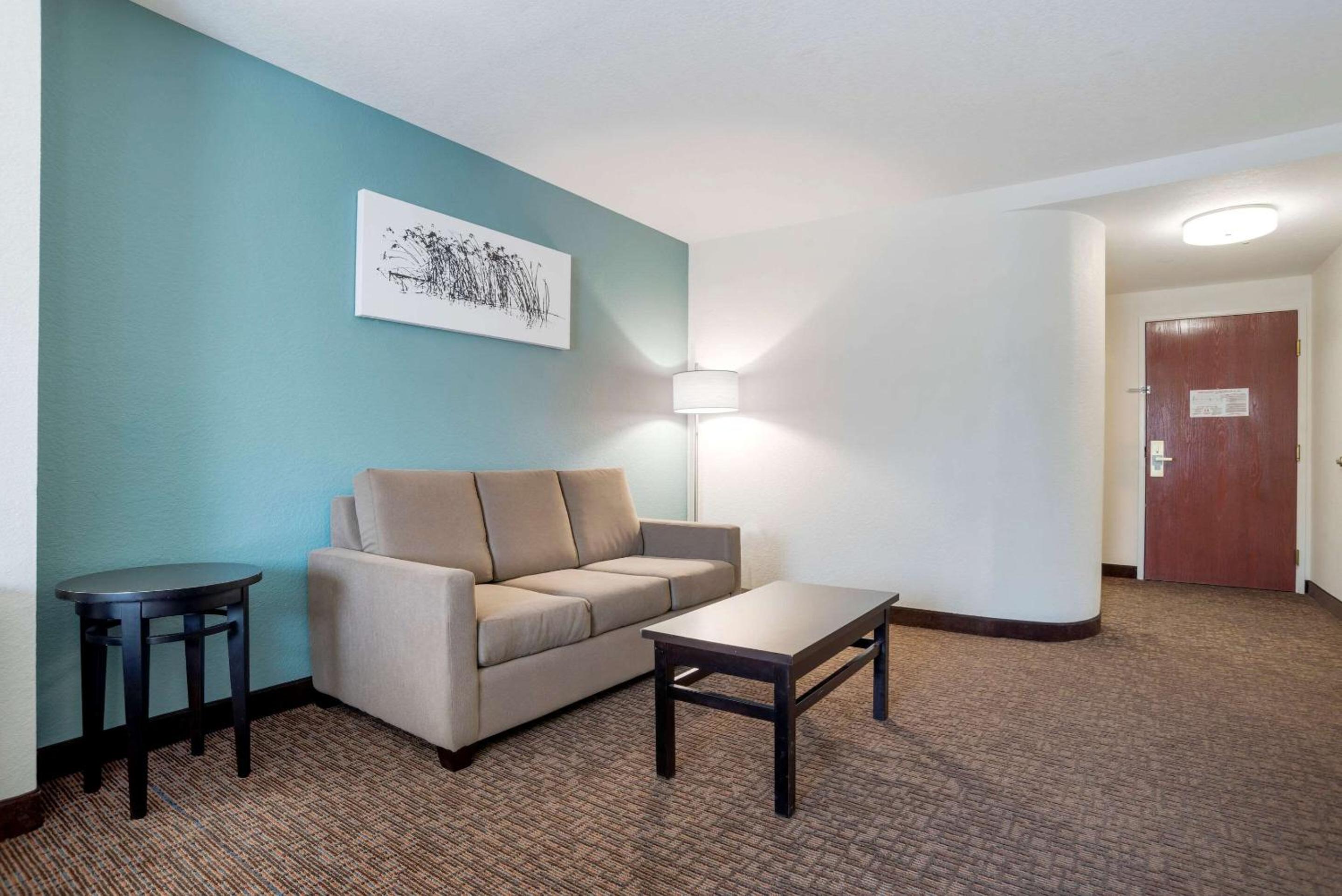 King Suite - Non-Smoking - Photo 4