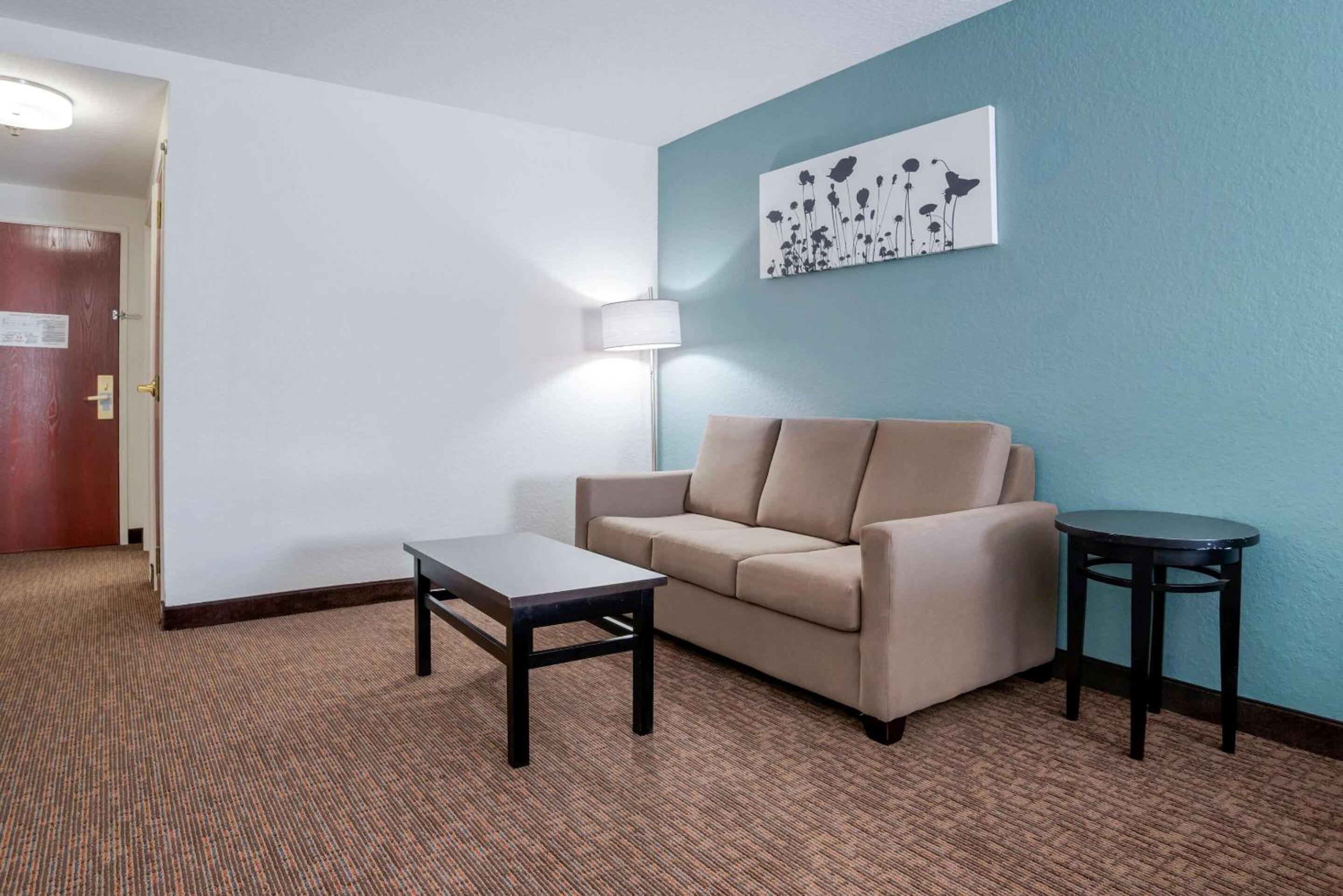 King Suite - Non-Smoking - Photo 3