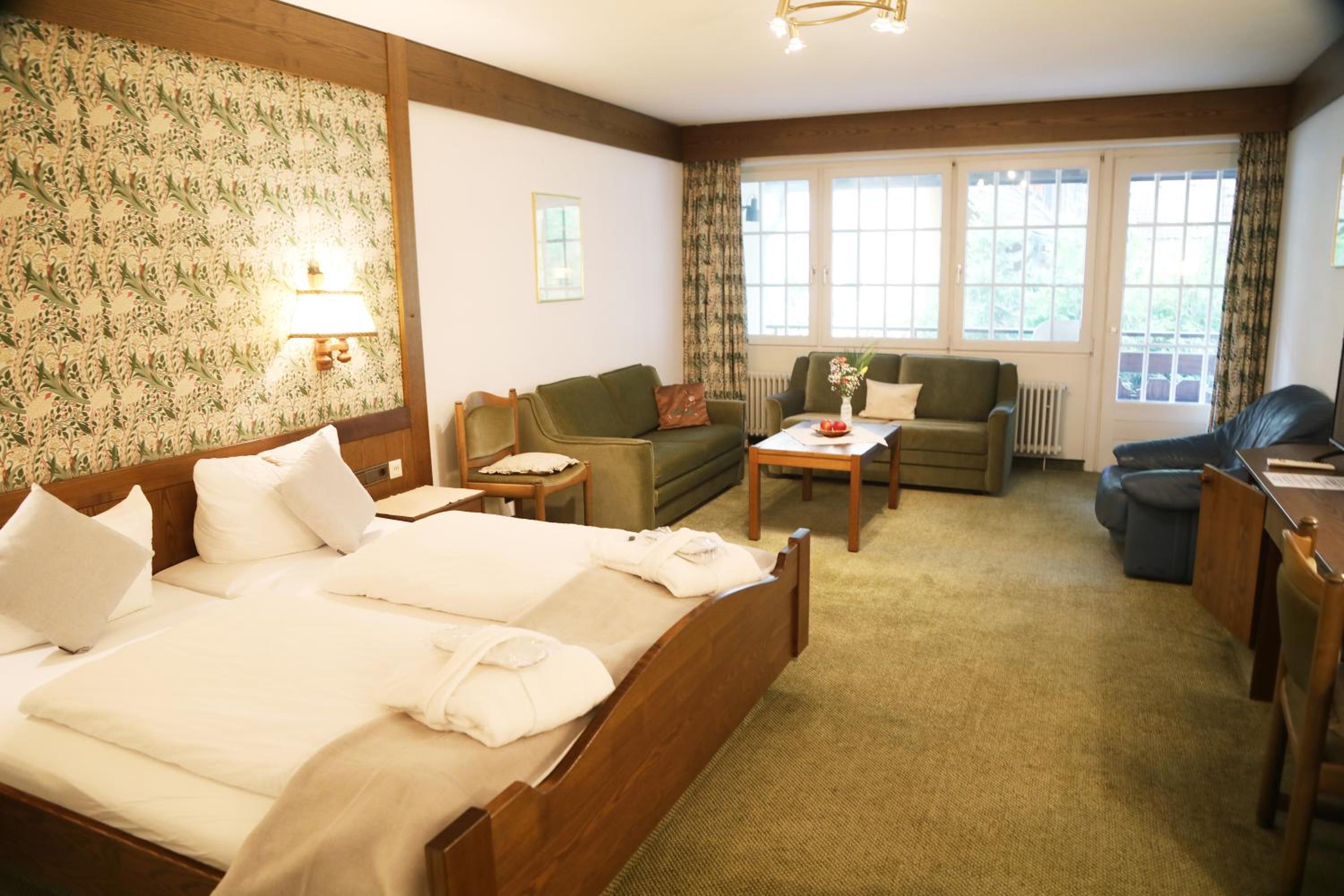 Junior Suite with Balcony - Photo 3
