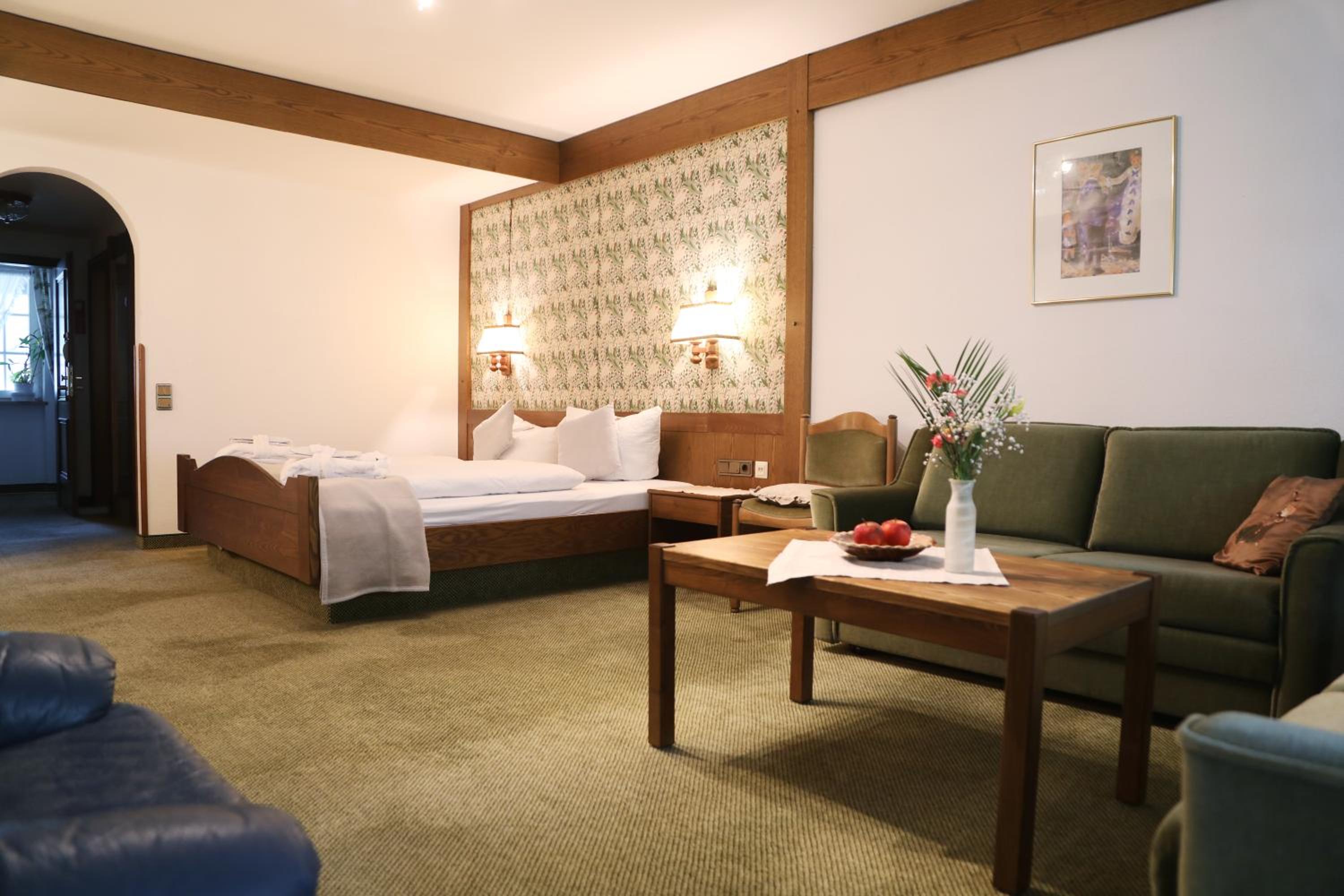 Junior Suite with Balcony - Photo 4