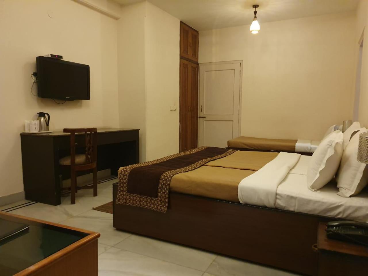 Basic Triple Room With Shared Bathroom photo 3