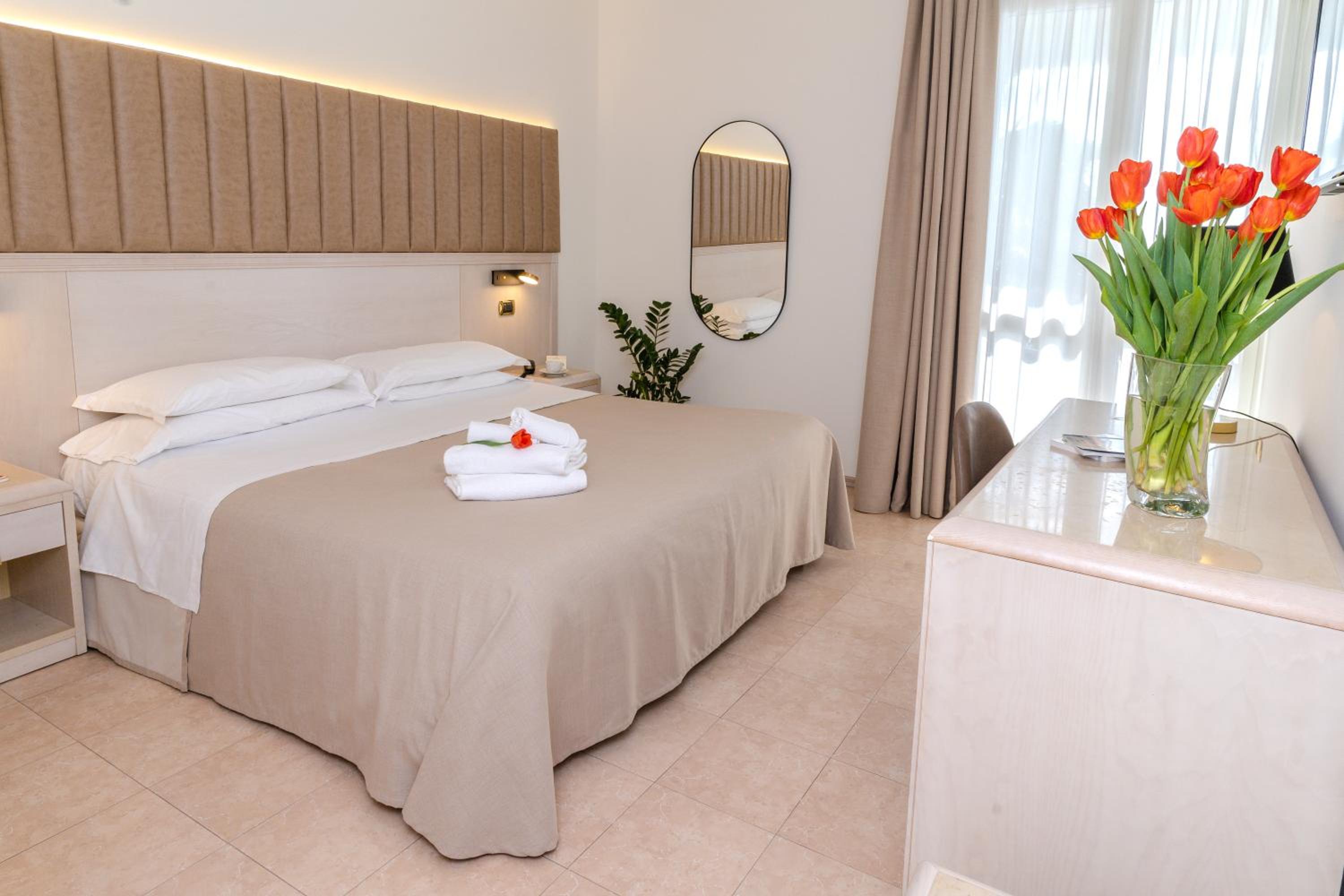 Double Room with Balcony and Sea View - Photo 11